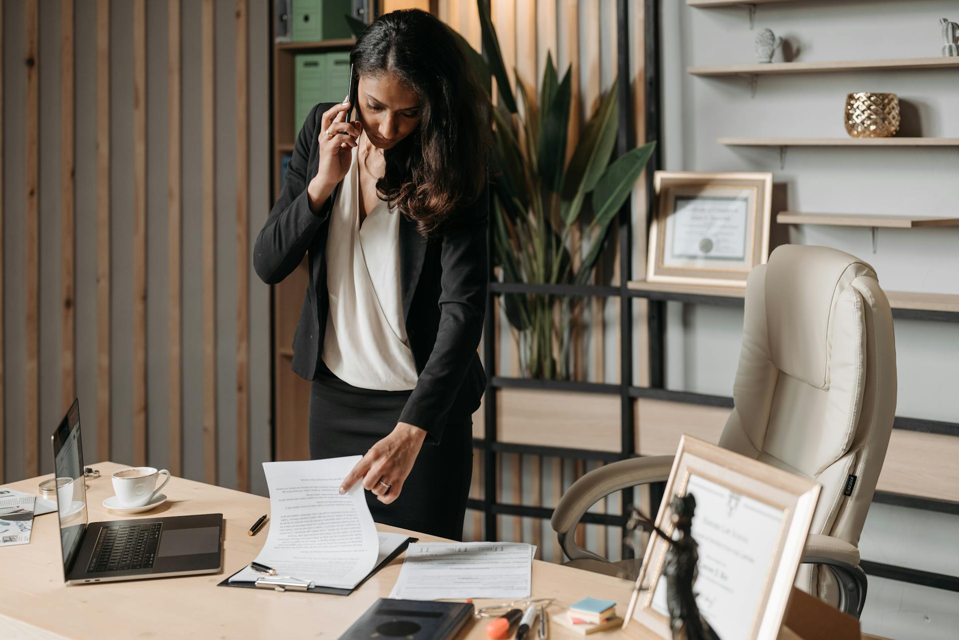 Eine Anwältin bei einem Telefongespräch | Quelle: Pexels