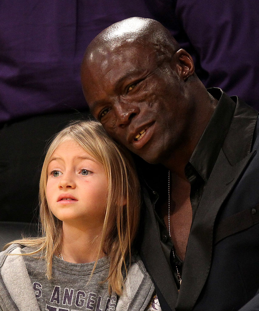Sänger Seal und seine Tochter Leni Samuel besuchen das Spiel zwischen den Boston Celtics und den Los Angeles Lakers im Staples Center am 11. März 2012 in Los Angeles. | Quelle: Getty Images