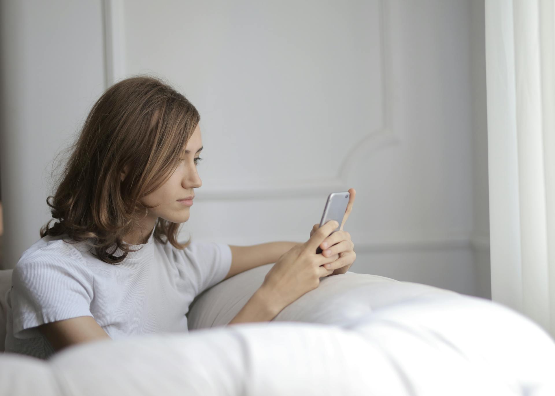 Eine Frau, die auf ihr Handy-Display schaut | Quelle: Pexels