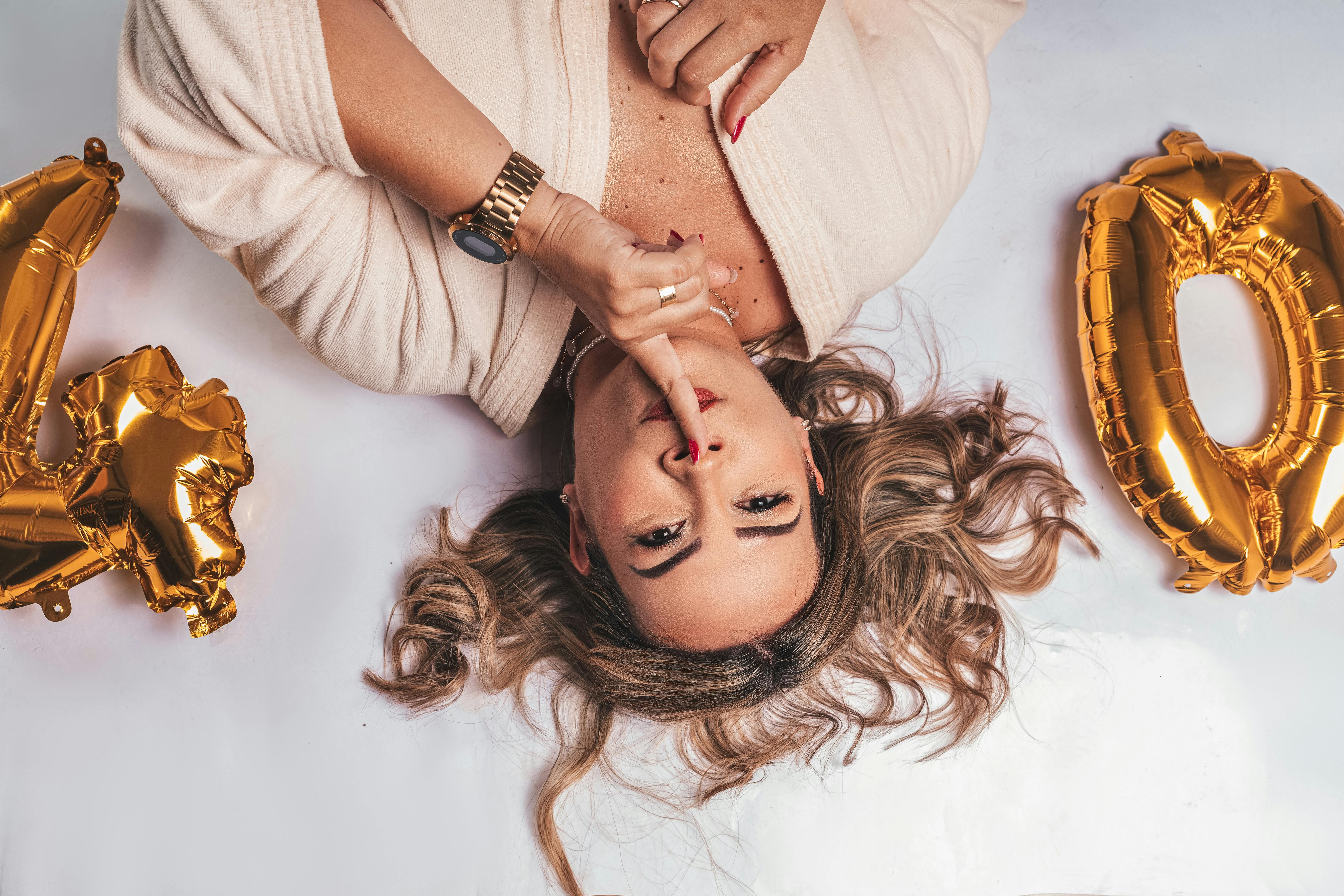 Eine Frau, die ihren 40. Geburtstag feiert | Quelle: Pexels