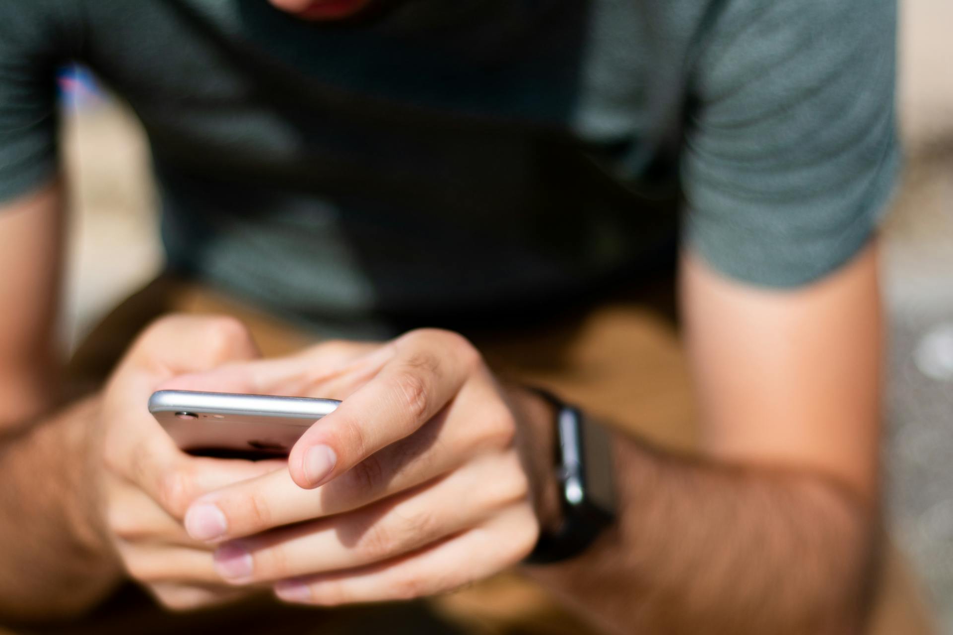 Ein Mann benutzt sein Telefon | Quelle: Pexels
