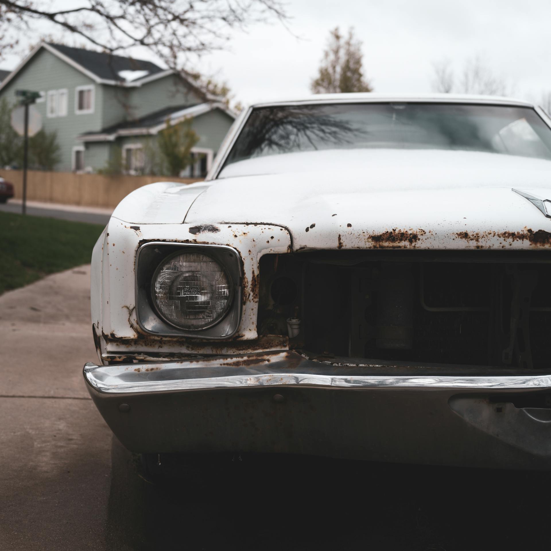 Ein altes und rostiges weißes Auto auf der Straße | Quelle: Pexels