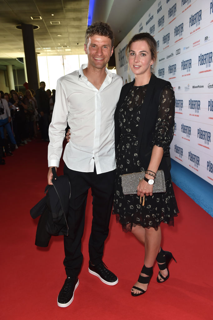 Thomas Müller und seine Frau Lisa Müller bei der Premiere von „Das Pubertier“ im Mathäser Filmpalast am 4. Juli 2017 in München. | Quelle: Getty Images