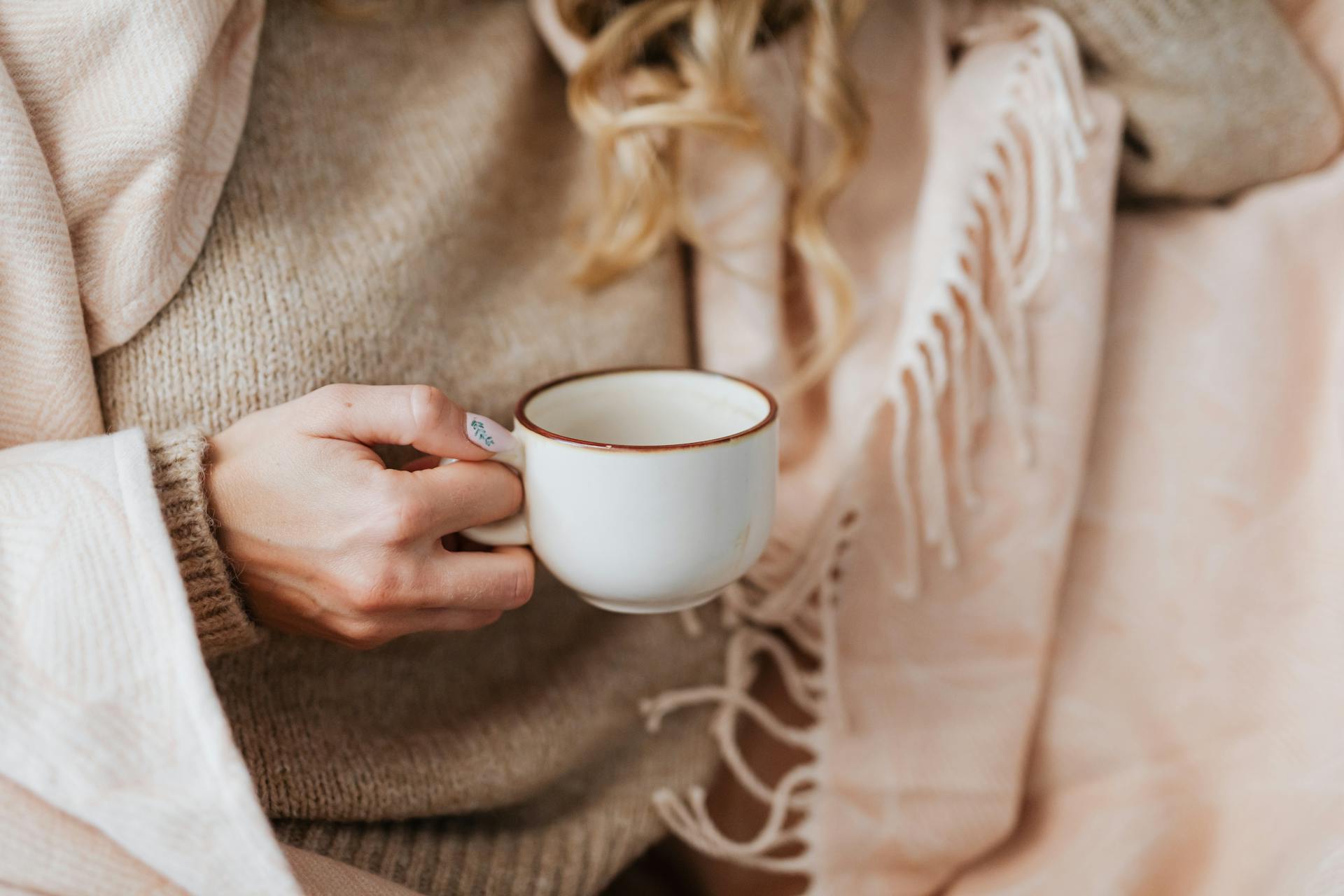 Eine Frau hält einen Kaffeebecher | Quelle: Pexels