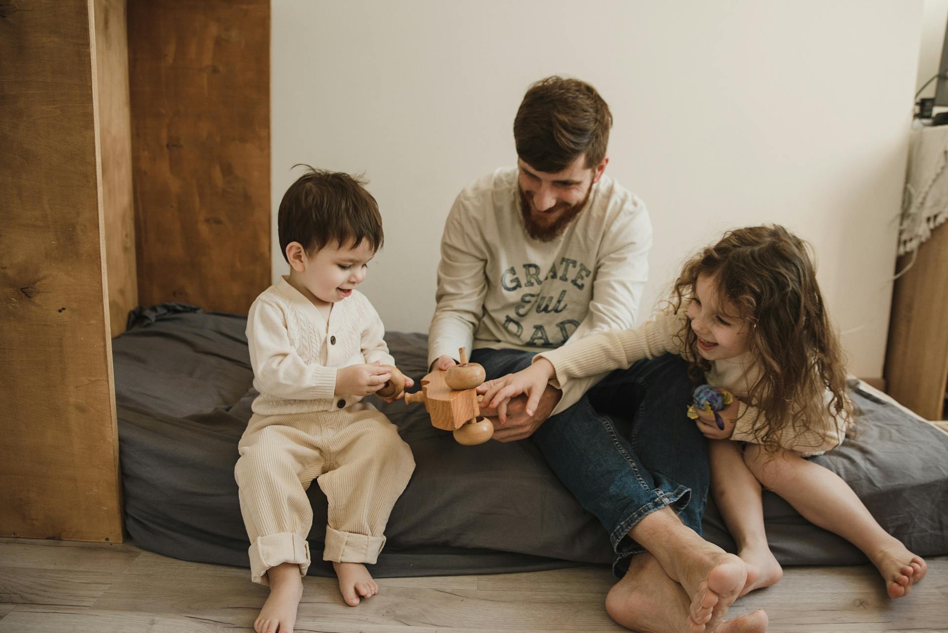 Ein Mann spielt mit zwei Kindern | Quelle: Pexels