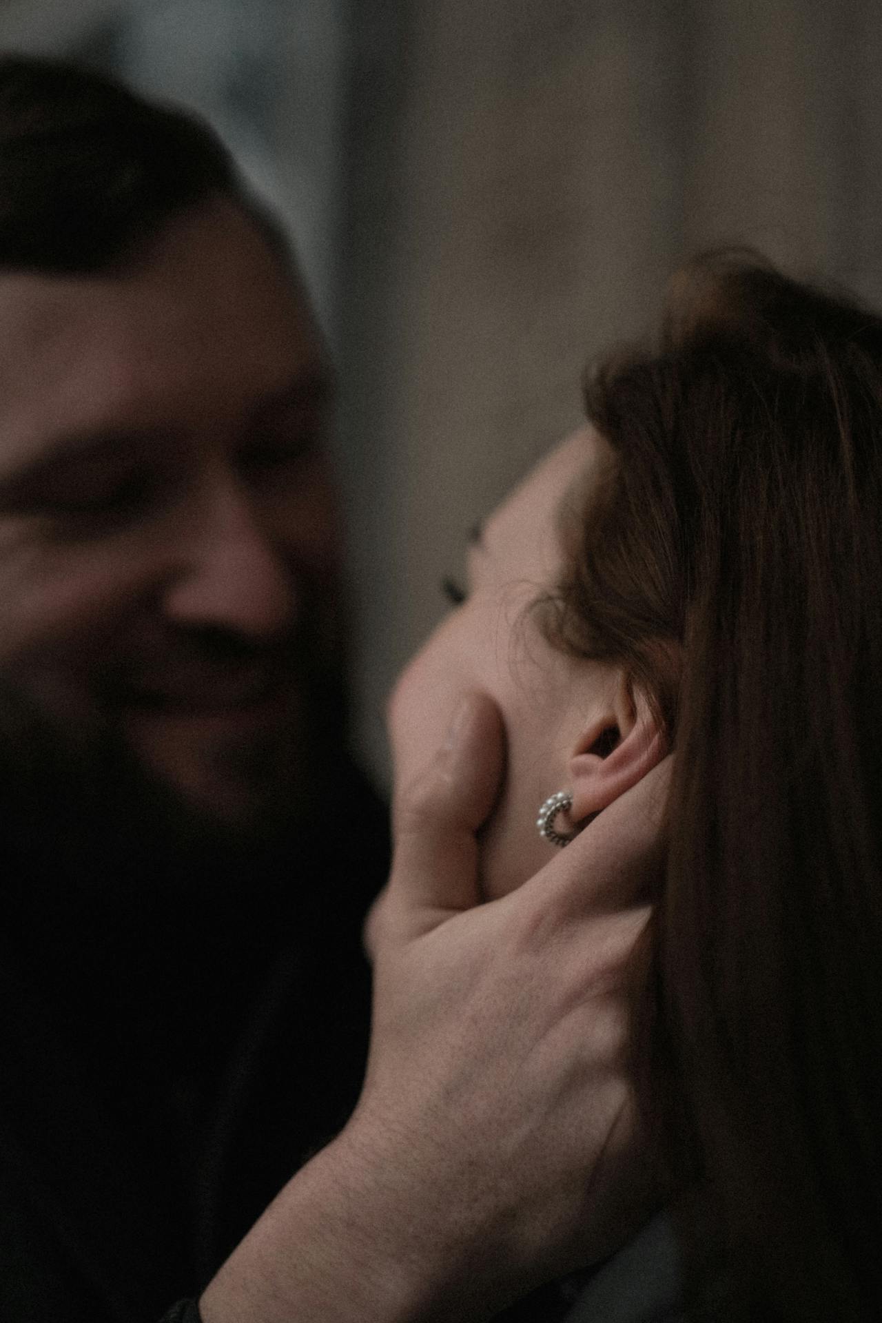 Ein lächelnder Mann, der eine Frau umarmt | Quelle: Pexels