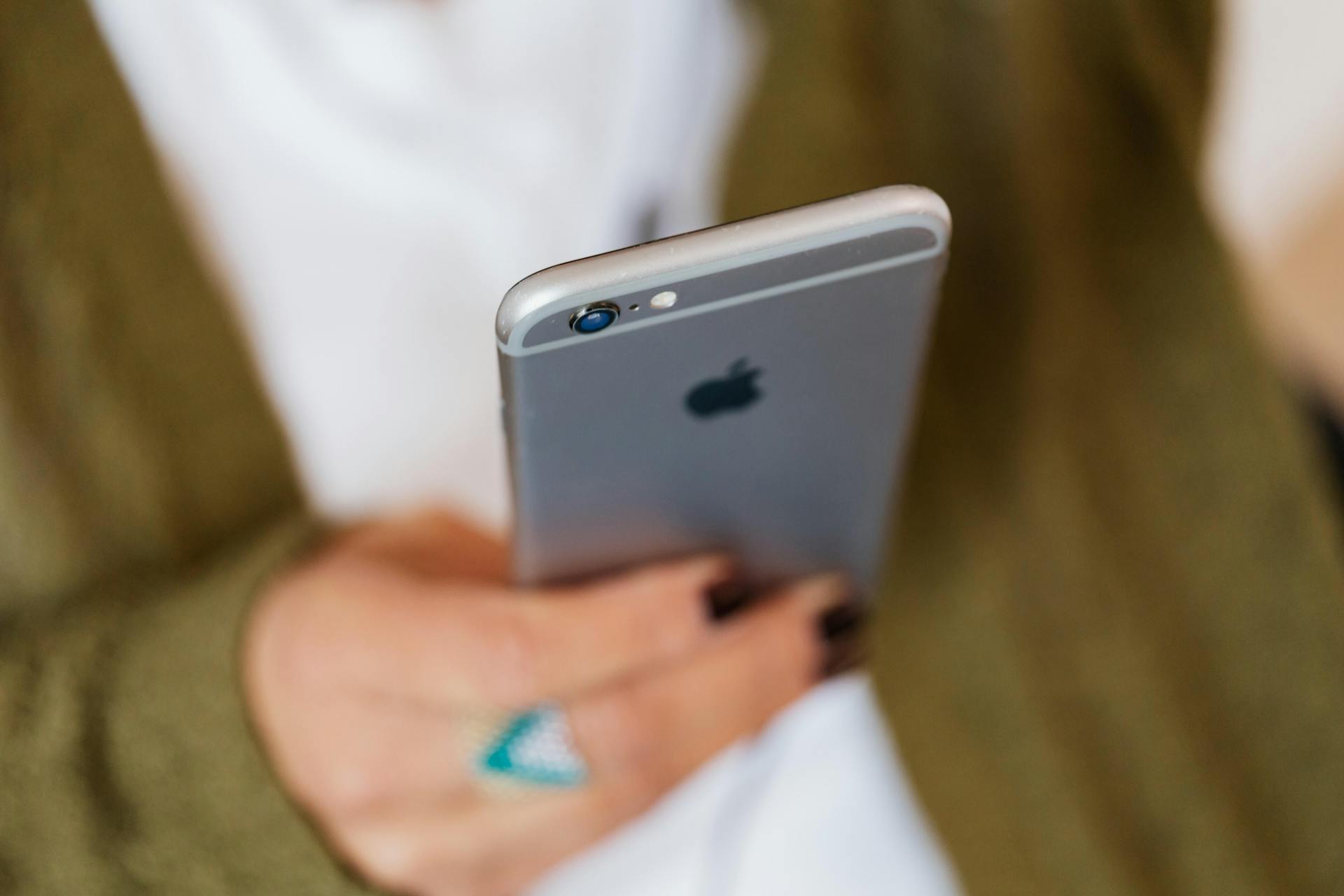 Nahaufnahme einer Frau, die ihr Telefon hält | Quelle: Pexels