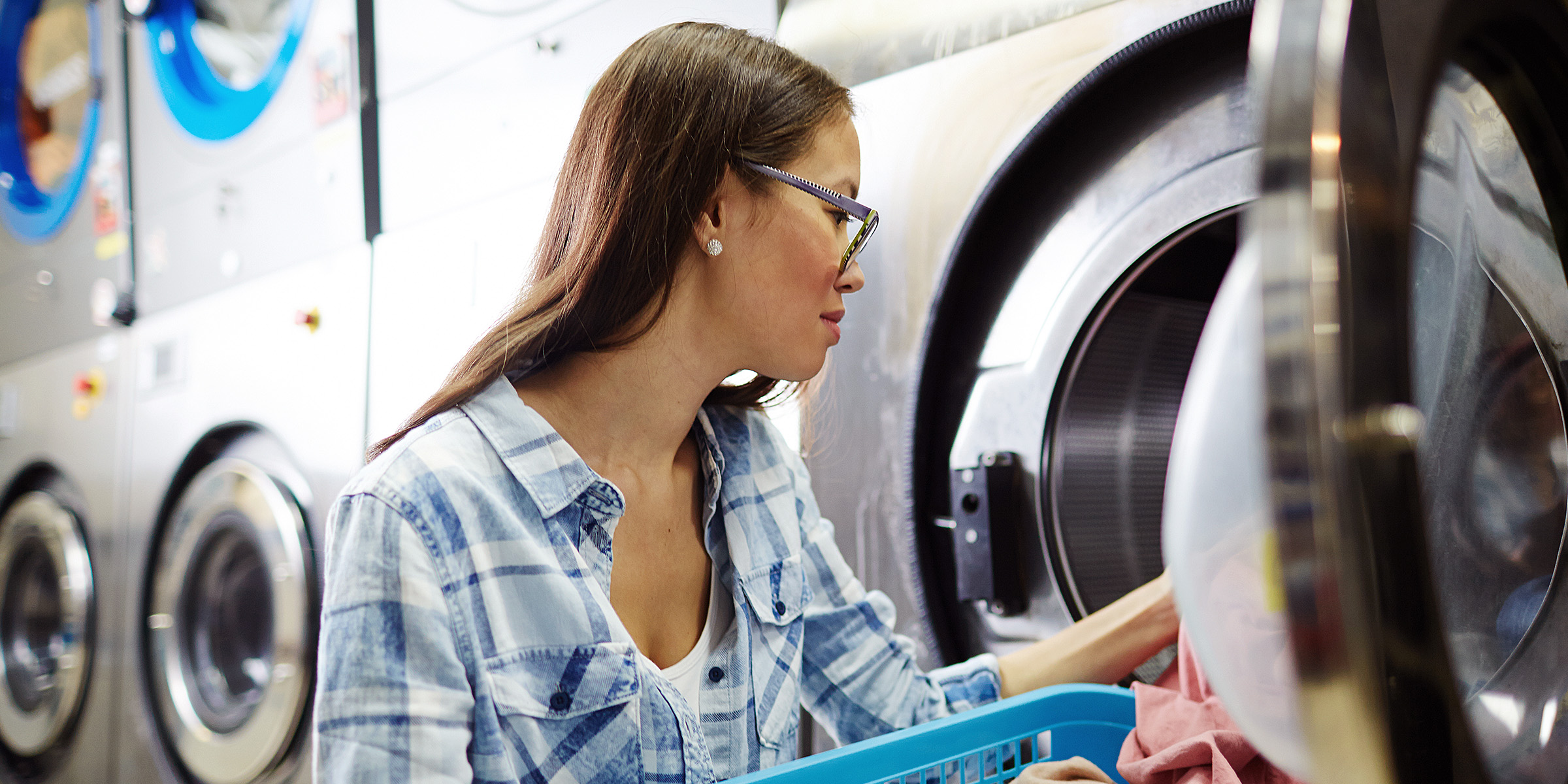 Eine Frau beim Wäschewaschen | Quelle: Freepik