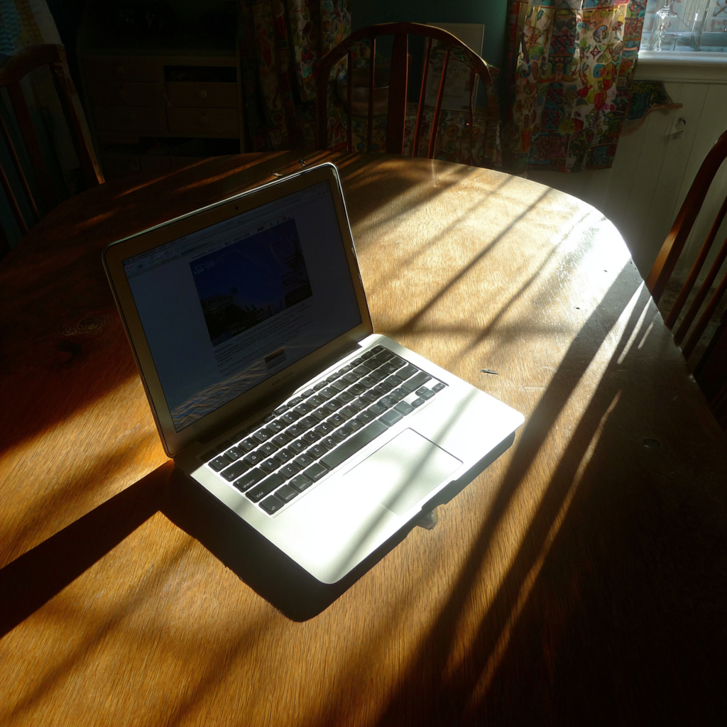 Ein offener Laptop auf einem Tisch | Quelle: Midjourney
