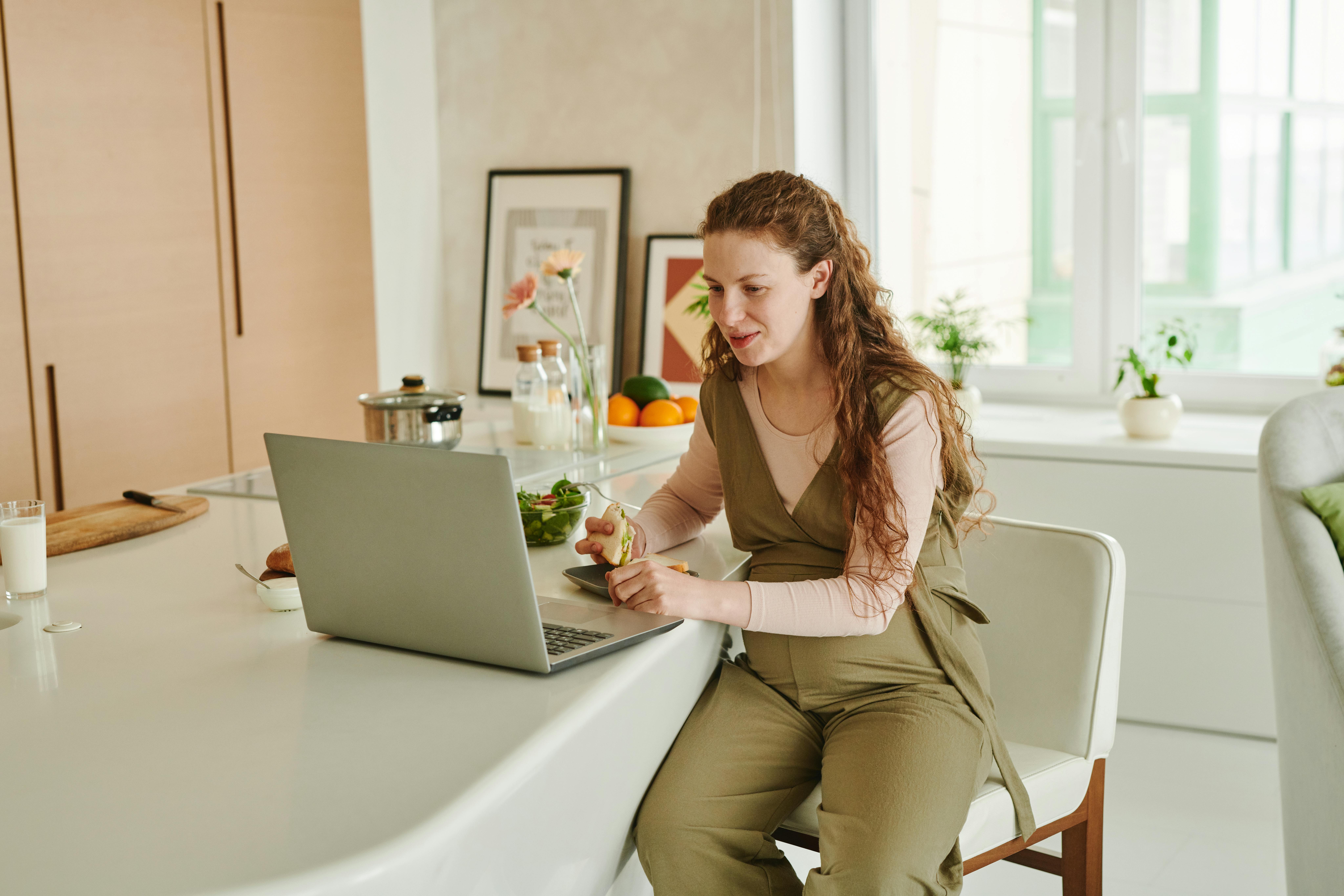 Eine Frau sitzt auf einem Stuhl und benutzt einen Laptop | Quelle: Pexels