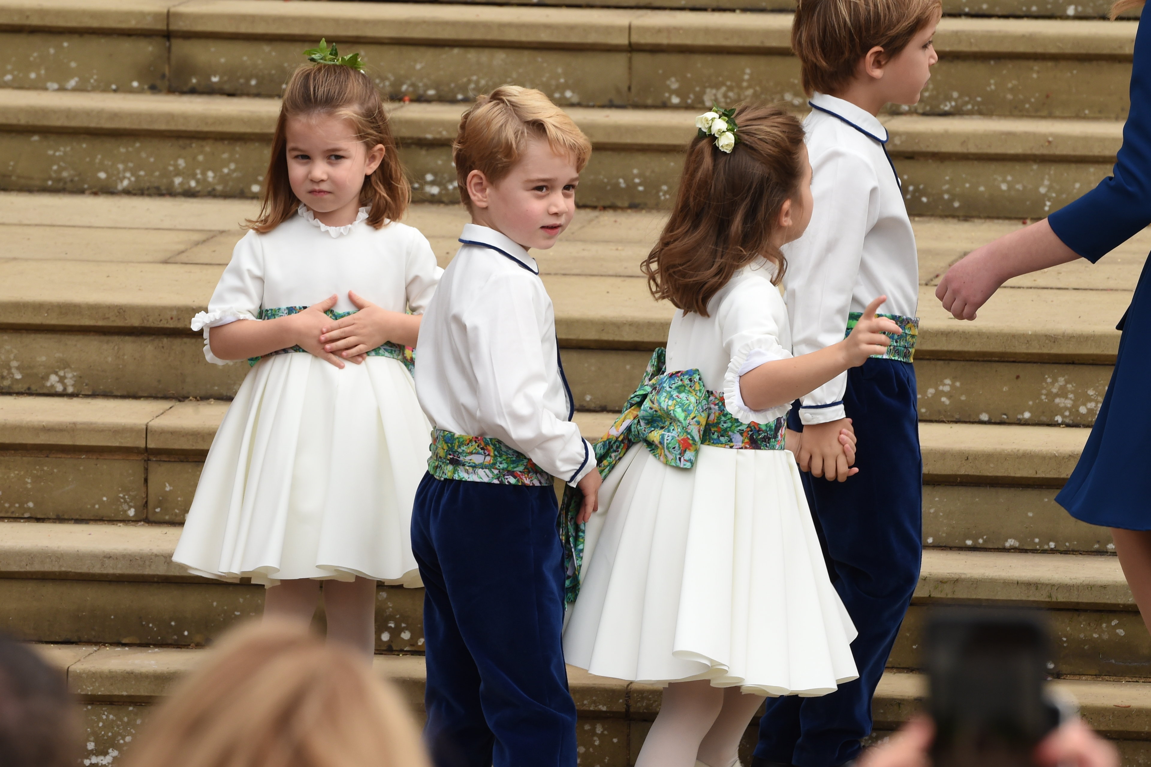 George begleitete Prinzessin Charlotte und andere junge Brautjungfern und Pagen bei der Hochzeit von Prinzessin Eugenie und Jack Brooksbank in der St. George’s Chapel am 12. Oktober. Mit fünf Jahren war er als Pagenjunge bei einem weiteren großen königlichen Ereignis dabei, während sich seine Kindheit in der Öffentlichkeit entfaltete.