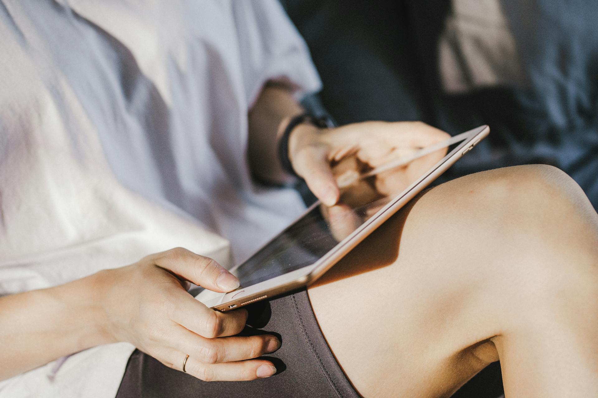 Eine Frau hält ein digitales Tablet in der Hand | Quelle: Pexels