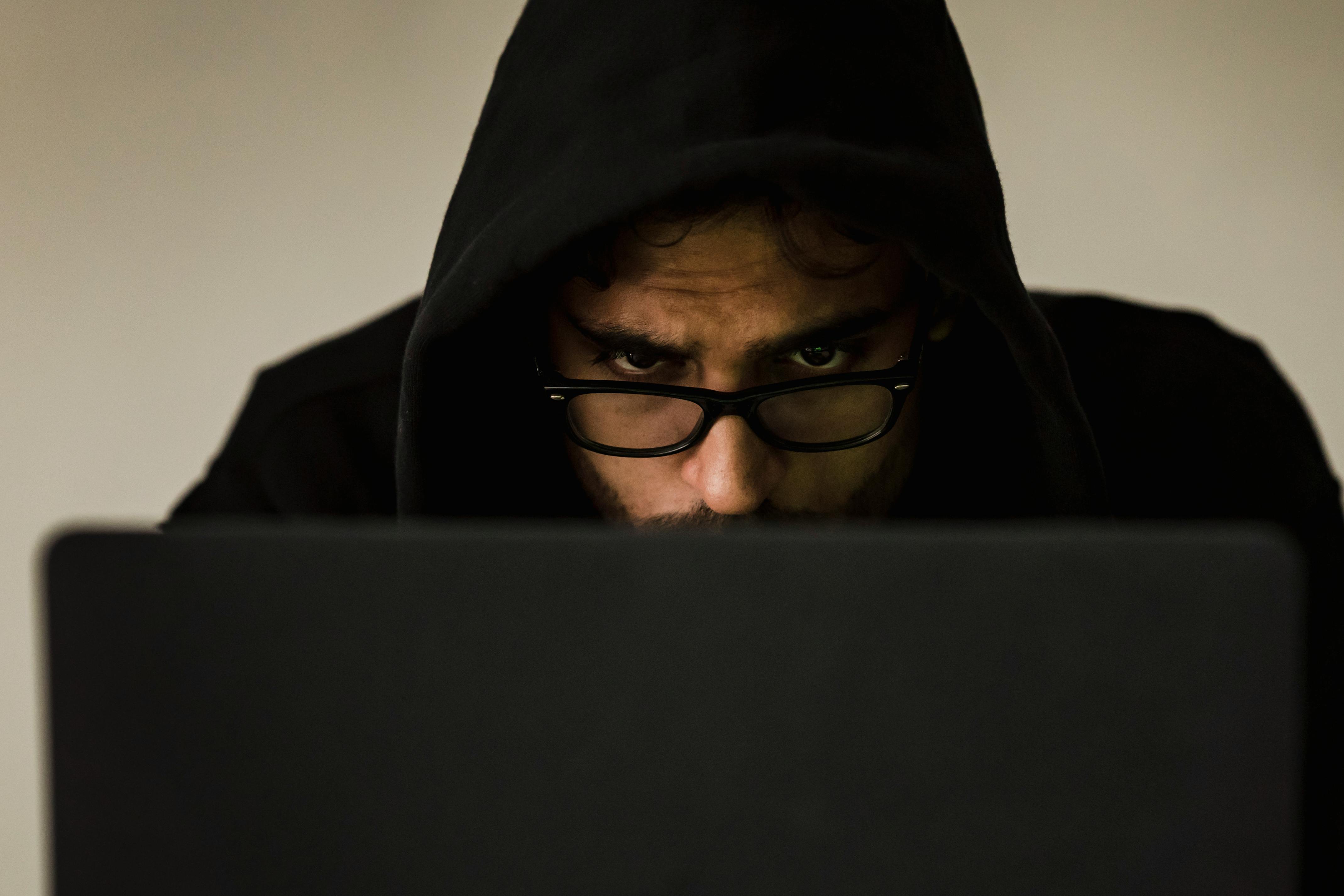 Eine Person, die einen Laptop benutzt | Quelle: Pexels