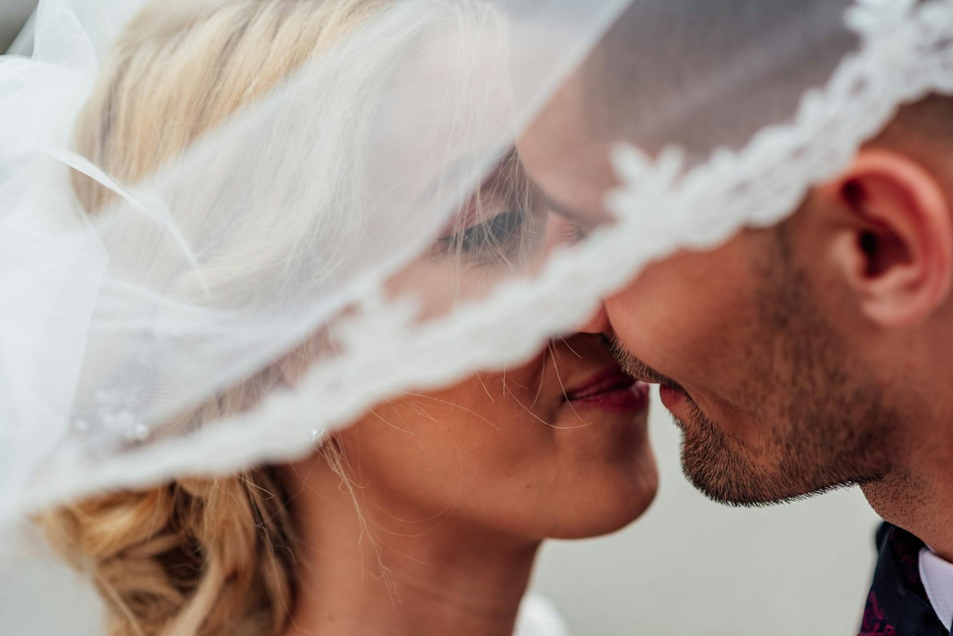 Braut und Bräutigam beim Küssen | Quelle: Pexels