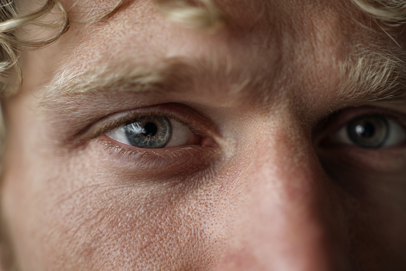 Nahaufnahme des emotionalen Blicks eines Mannes | Quelle: Midjourney