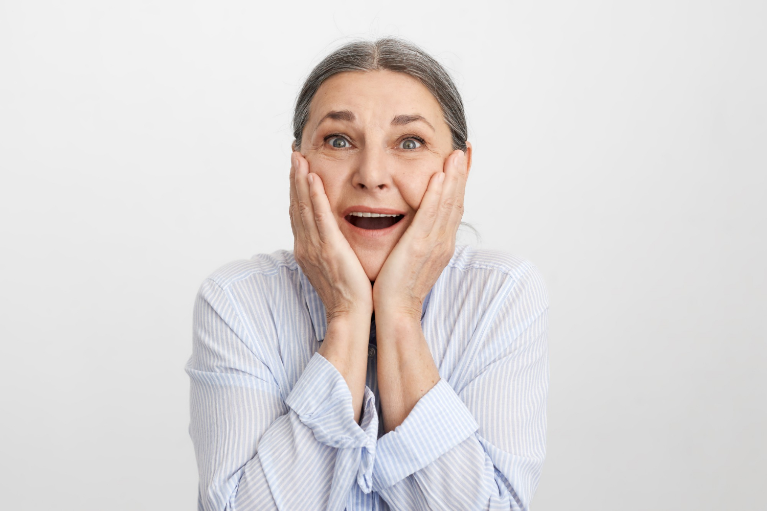 Eine schockierte ältere Frau | Quelle: Freepik