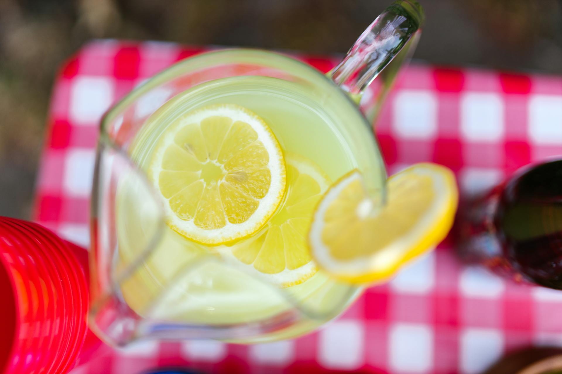 Eine Nahaufnahme von Limonade in einem Glaskrug | Quelle: Pexels