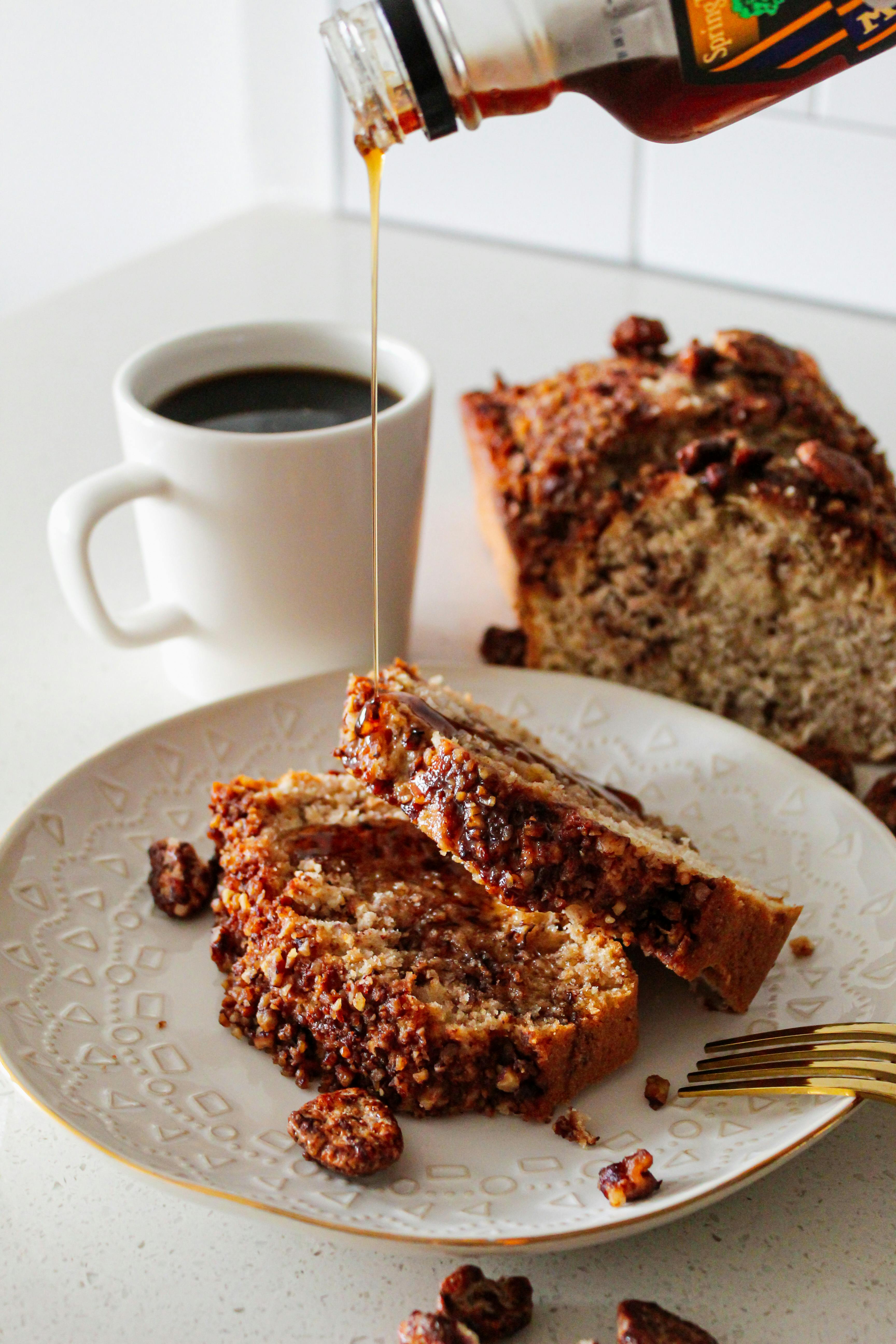 Bananenbrot auf einem Teller | Quelle: Pexels