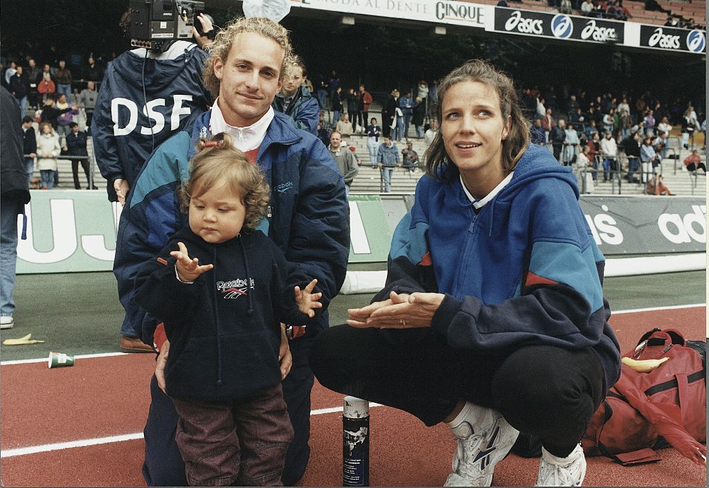 Der deutsche Leichtathlet Tim Lobinger mit seiner Frau Petra und der Tochter Fee Kendra. Aufgenommen um 1996 | Quelle: Getty Images