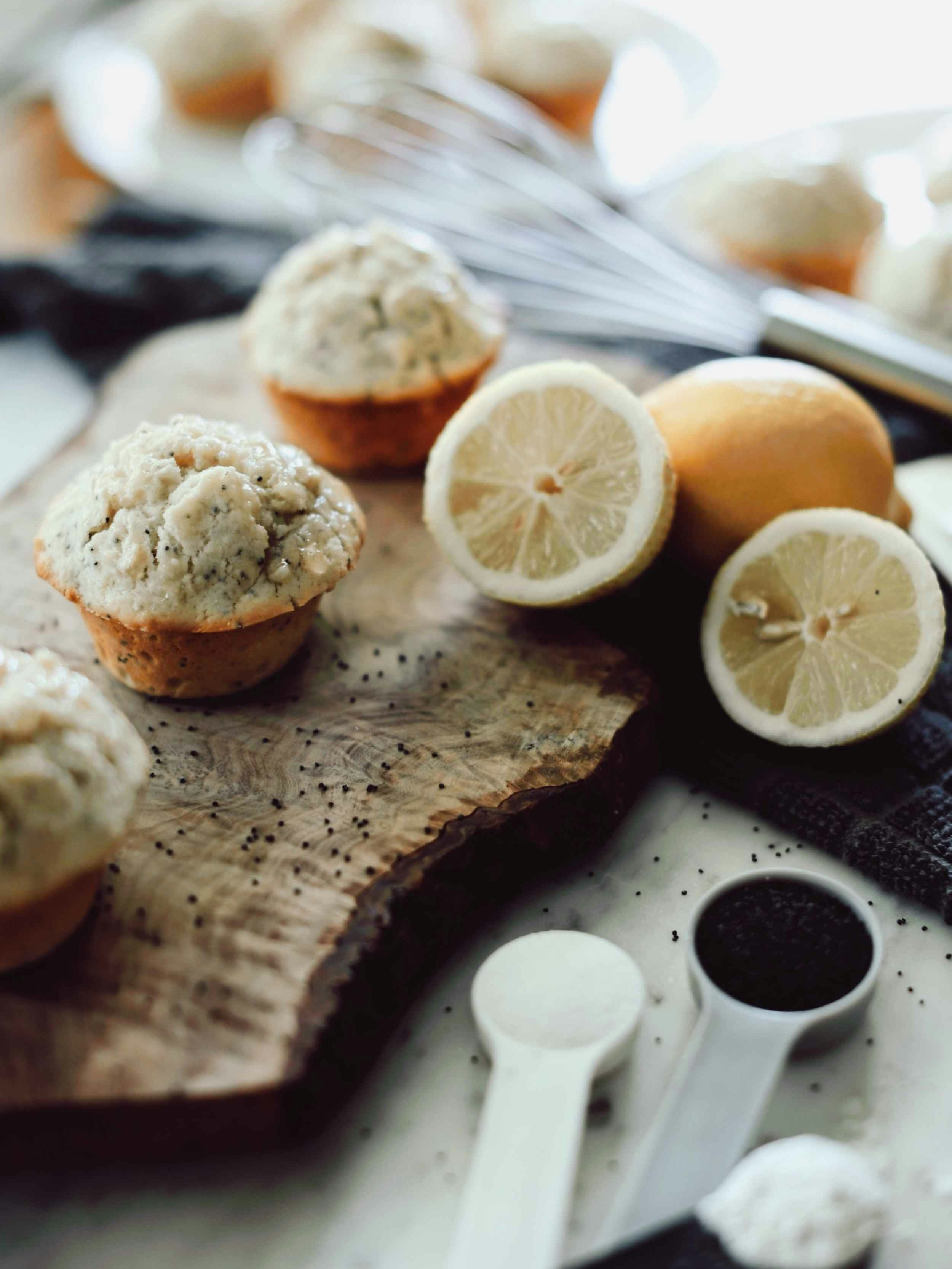 Muffins auf einem Holzbrett | Quelle: Unsplash