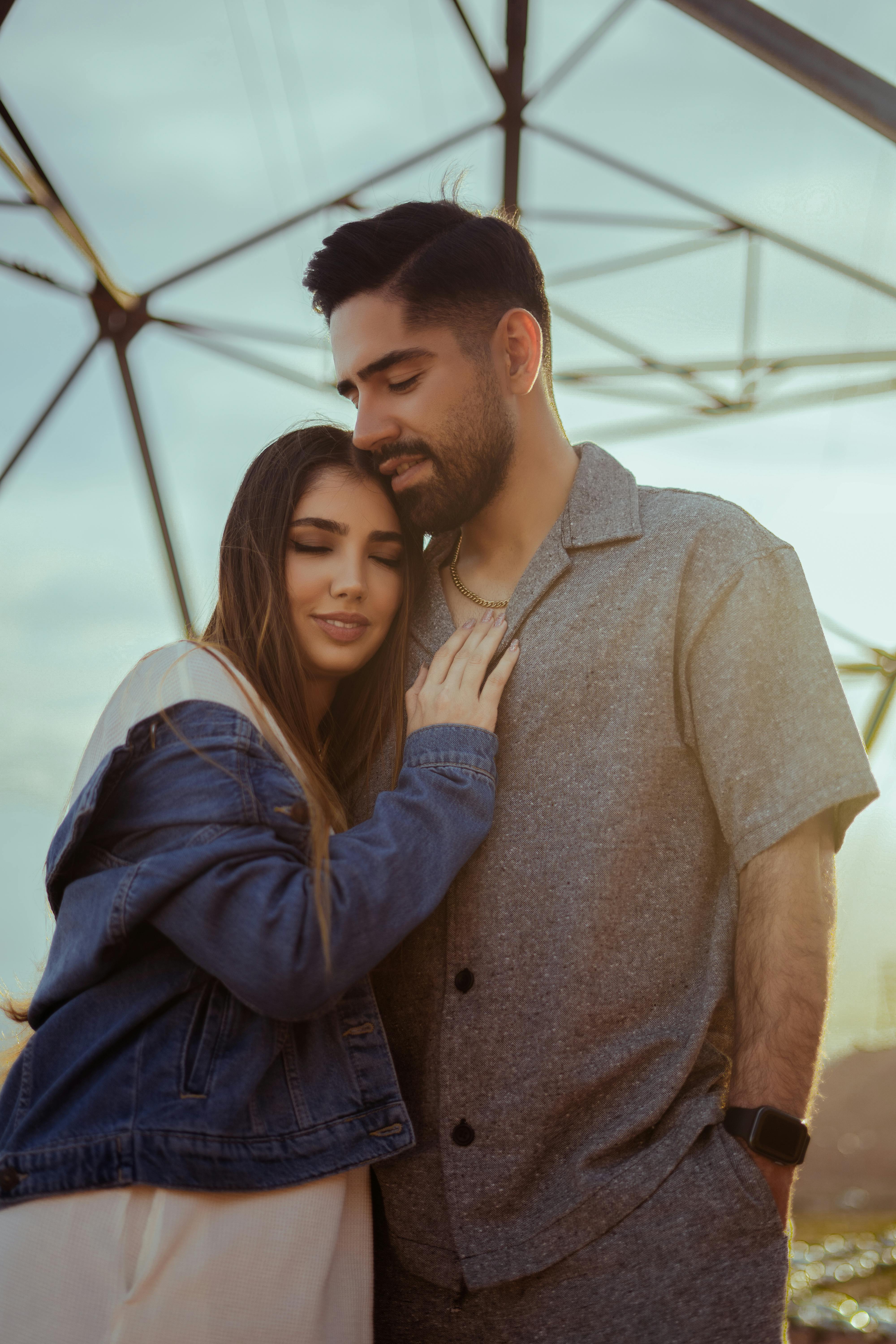 Ein Paar posiert für Fotos | Quelle: Pexels