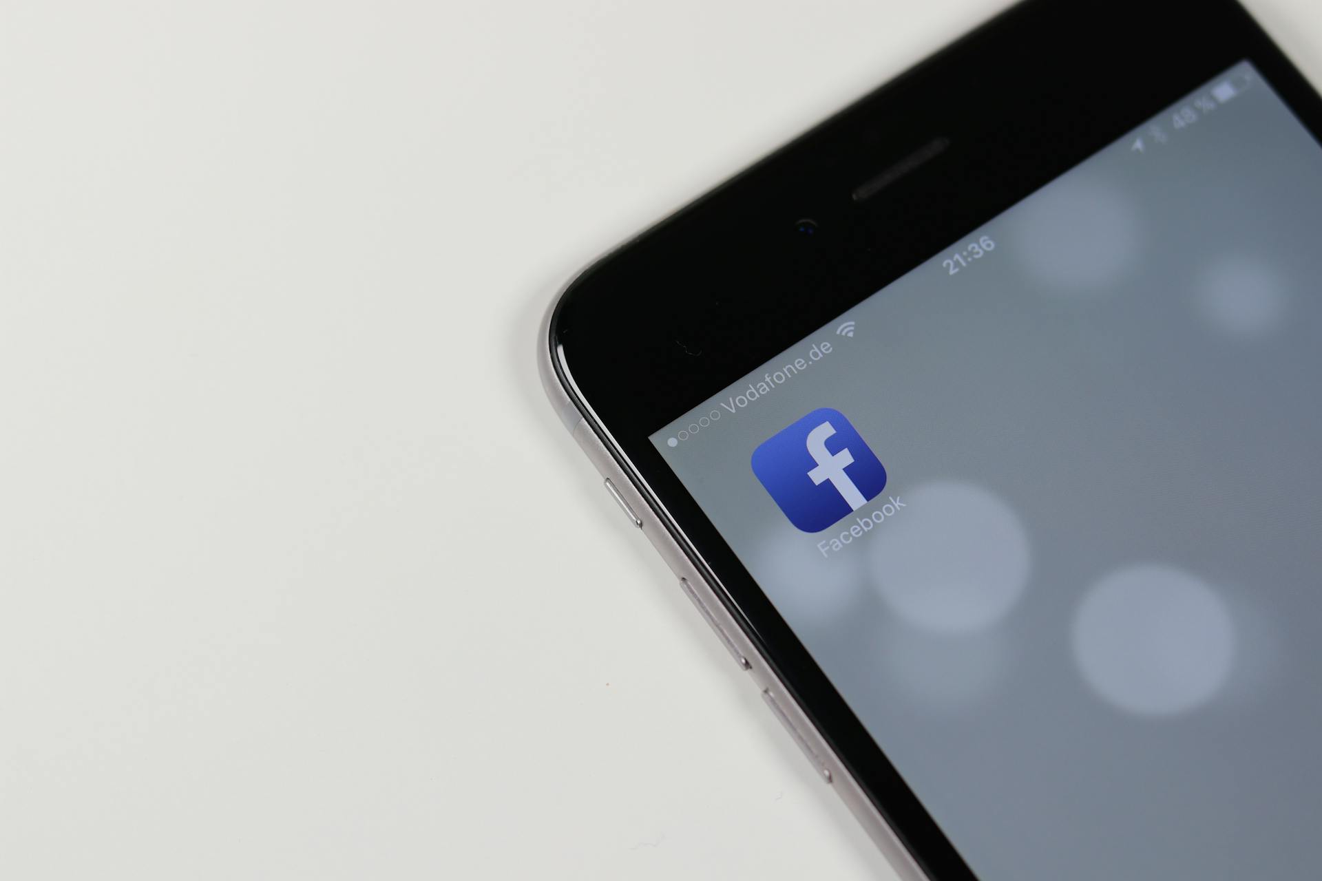Das Icon der Facebook-App auf einem Handybildschirm | Quelle: Pexels
