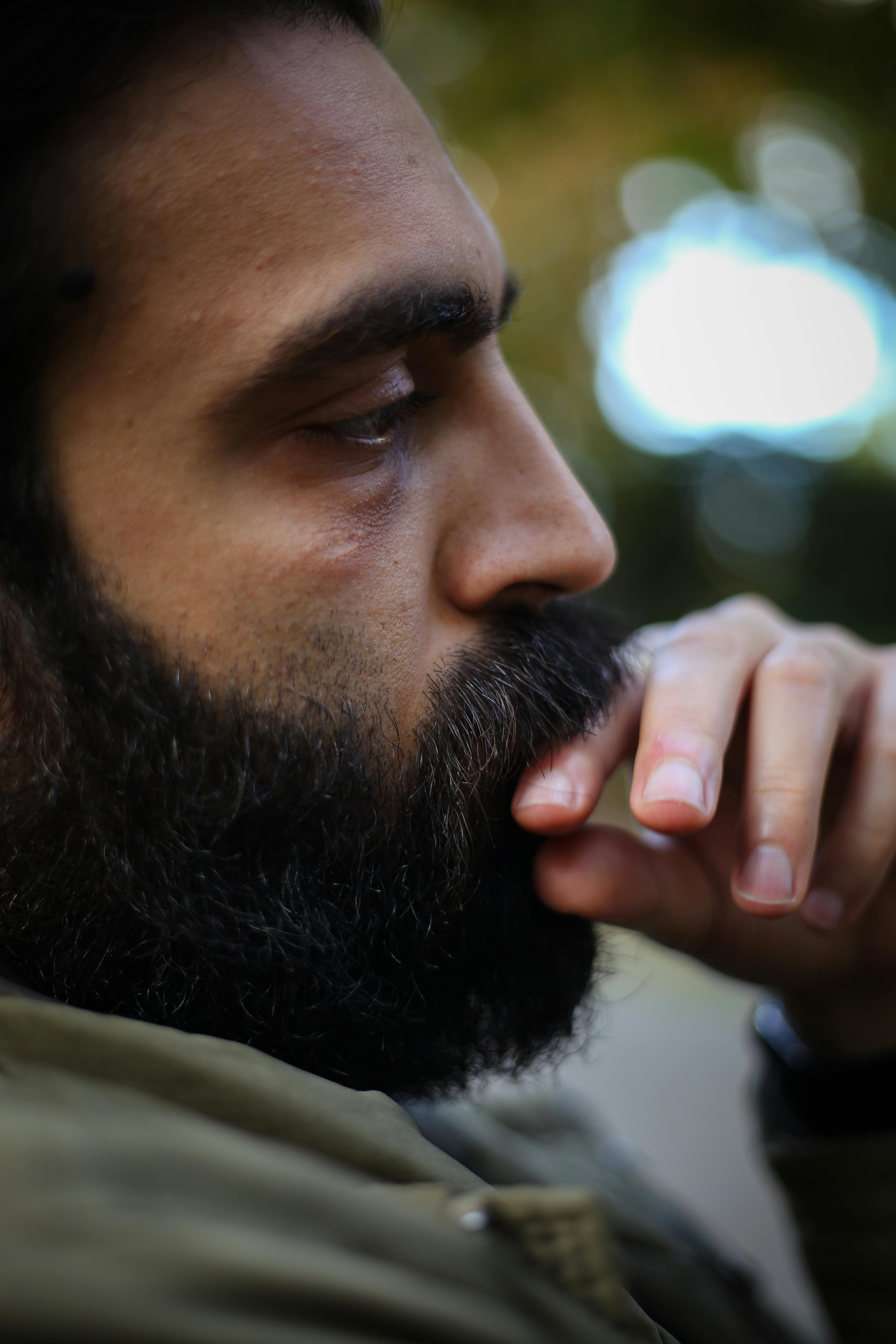 Ein ernster und entschlossener Mann, der denkt | Quelle: Pexels