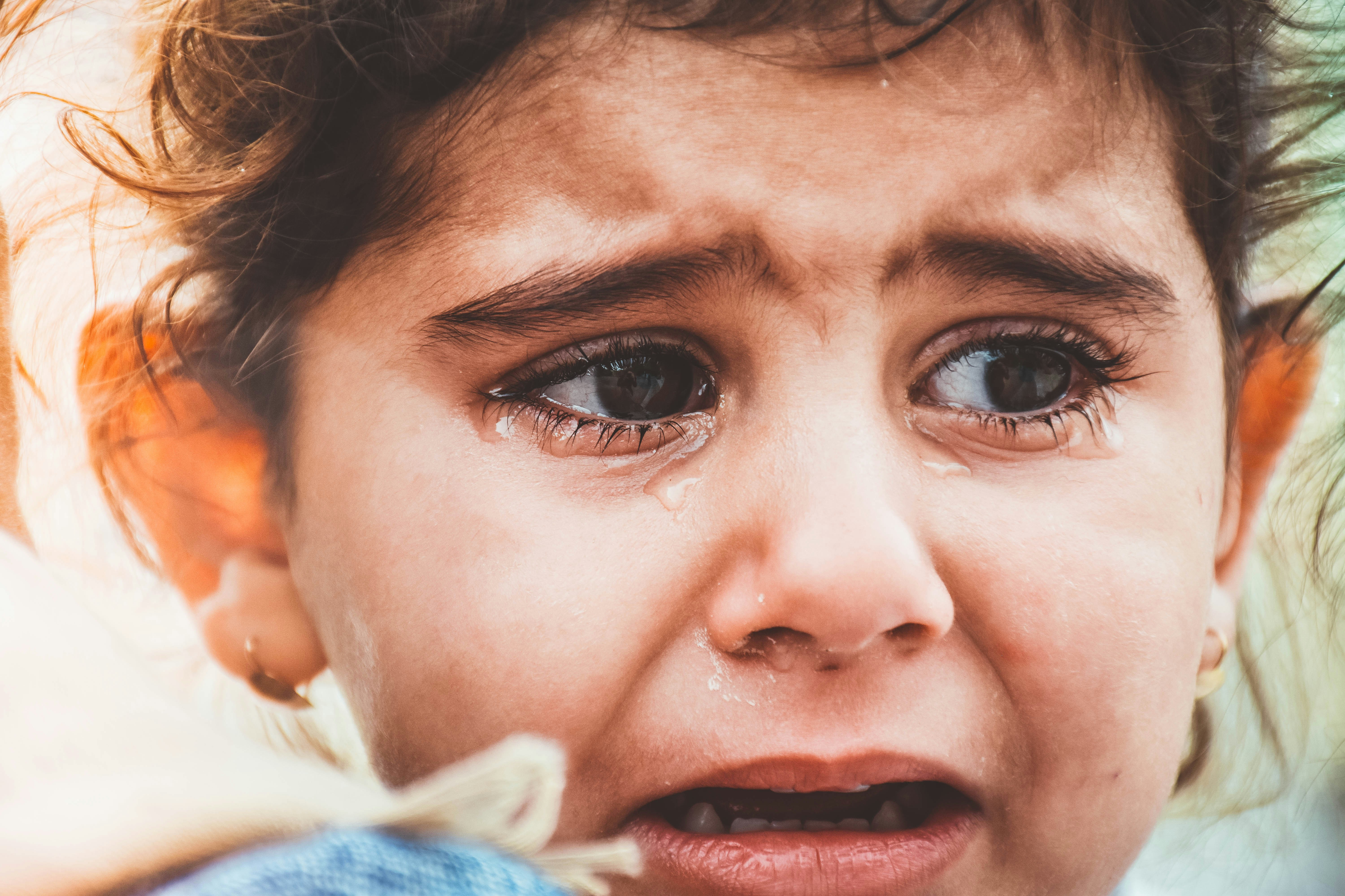 Ein kleines Mädchen weint | Quelle: Pexels