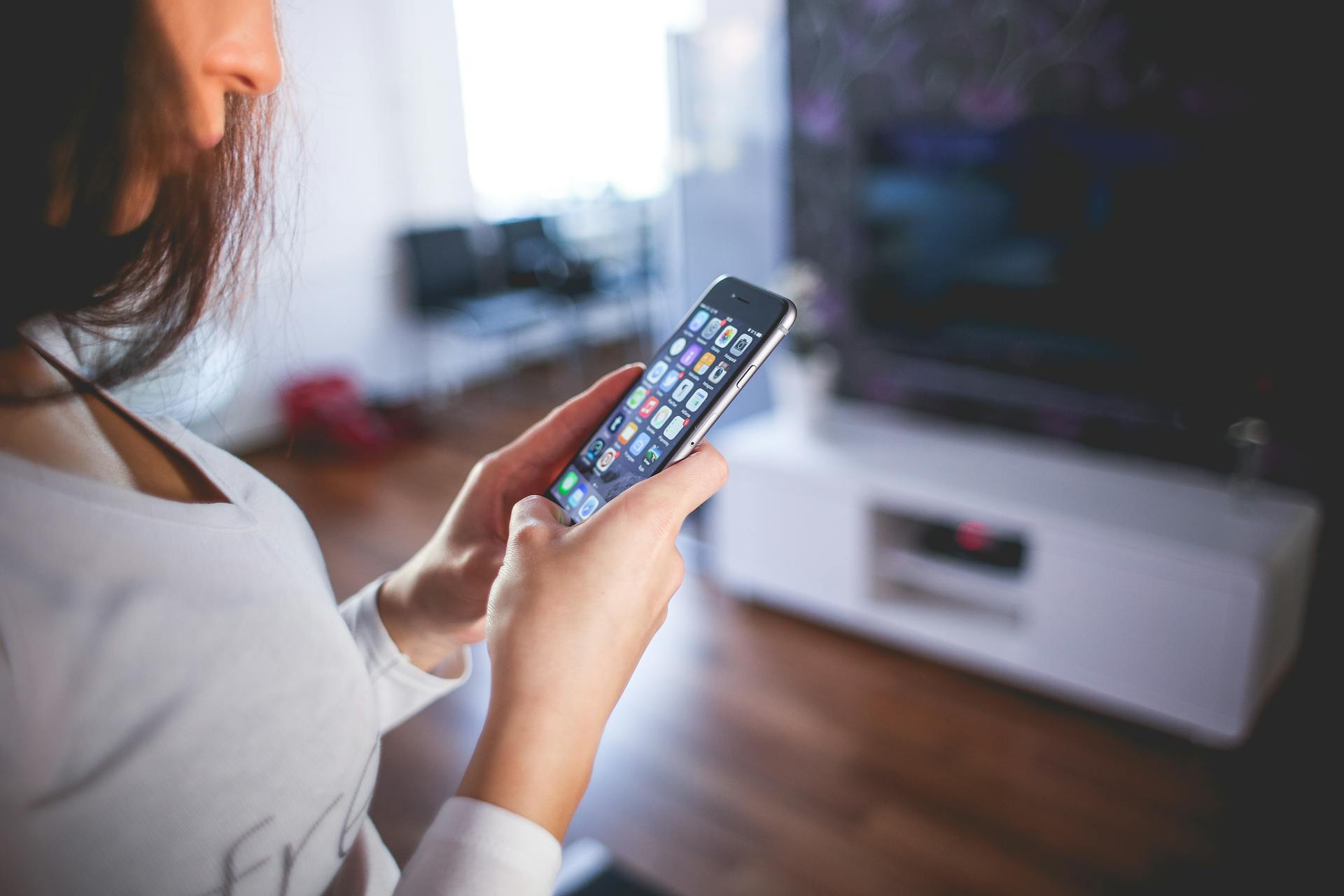 Eine Frau schaut auf ihr Telefon | Quelle: Pexels