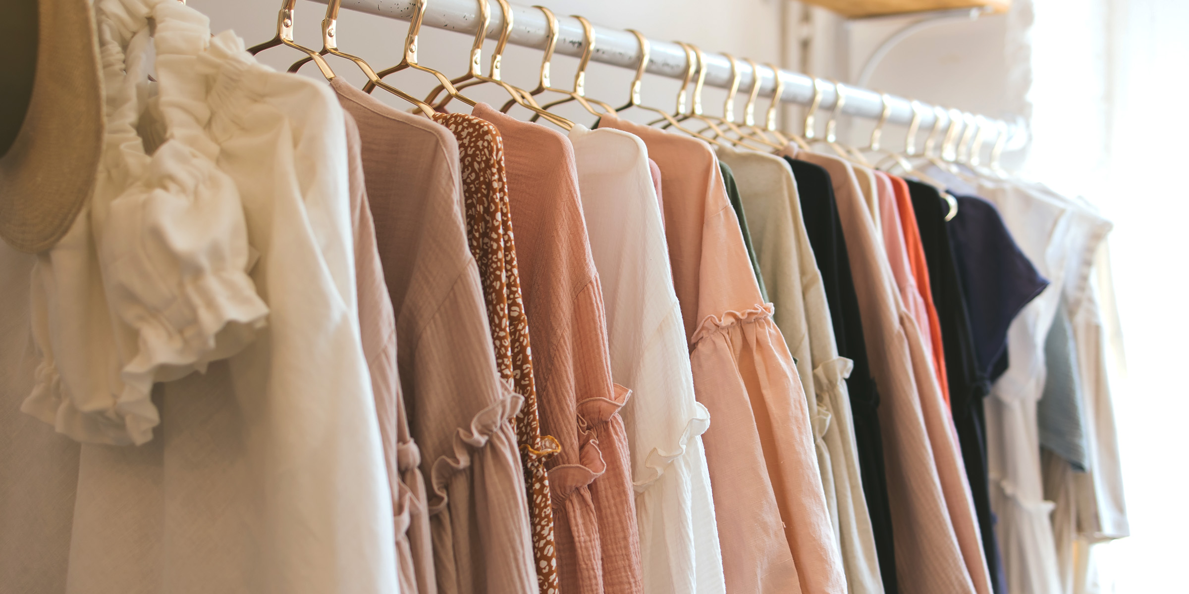 Ein Kleiderschrank voll mit Kleidern | Quelle: Shutterstock
