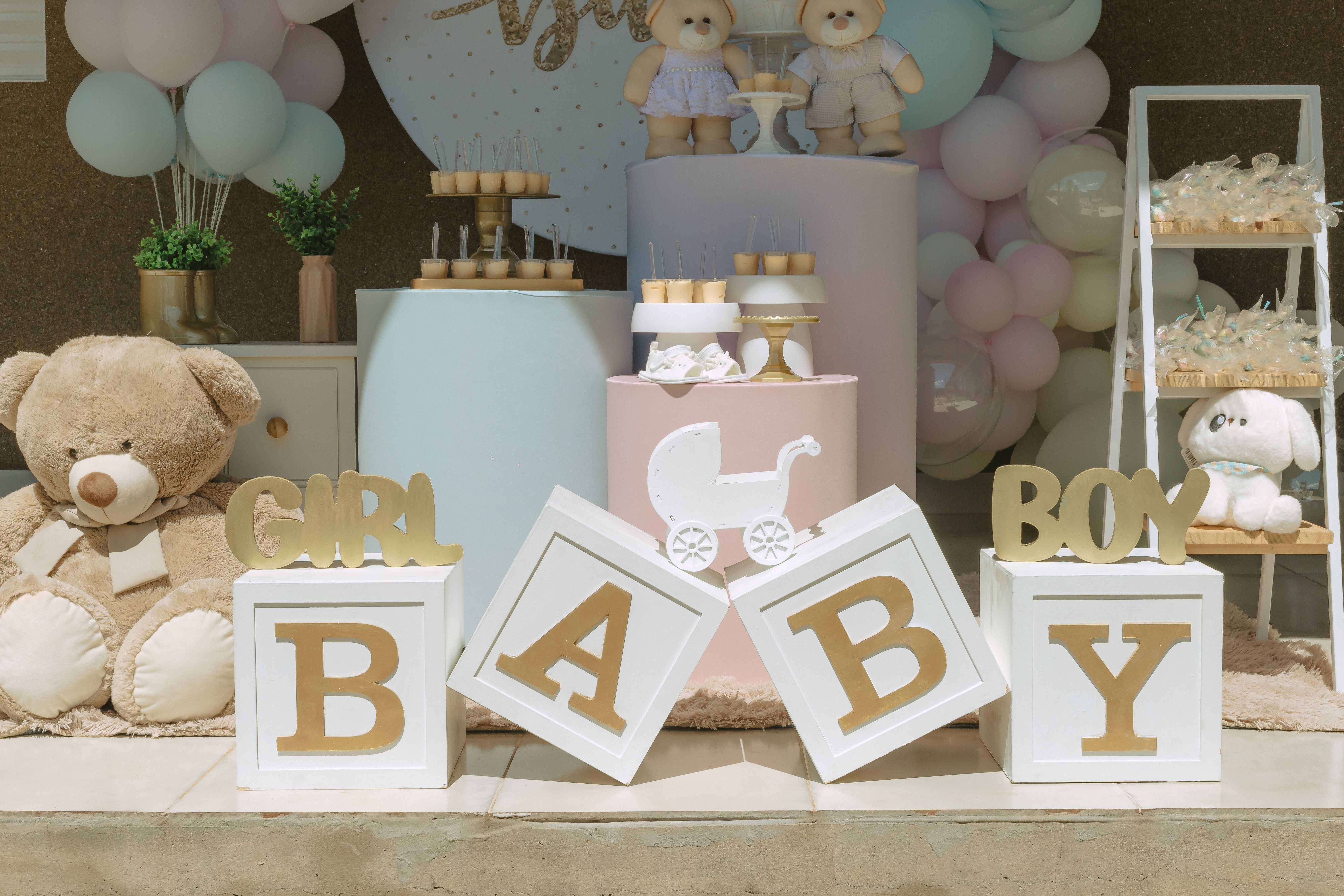 Eine Babyparty-Dekoration mit pastellfarbenen Elementen und flauschigen Teddybären | Quelle: Pexels
