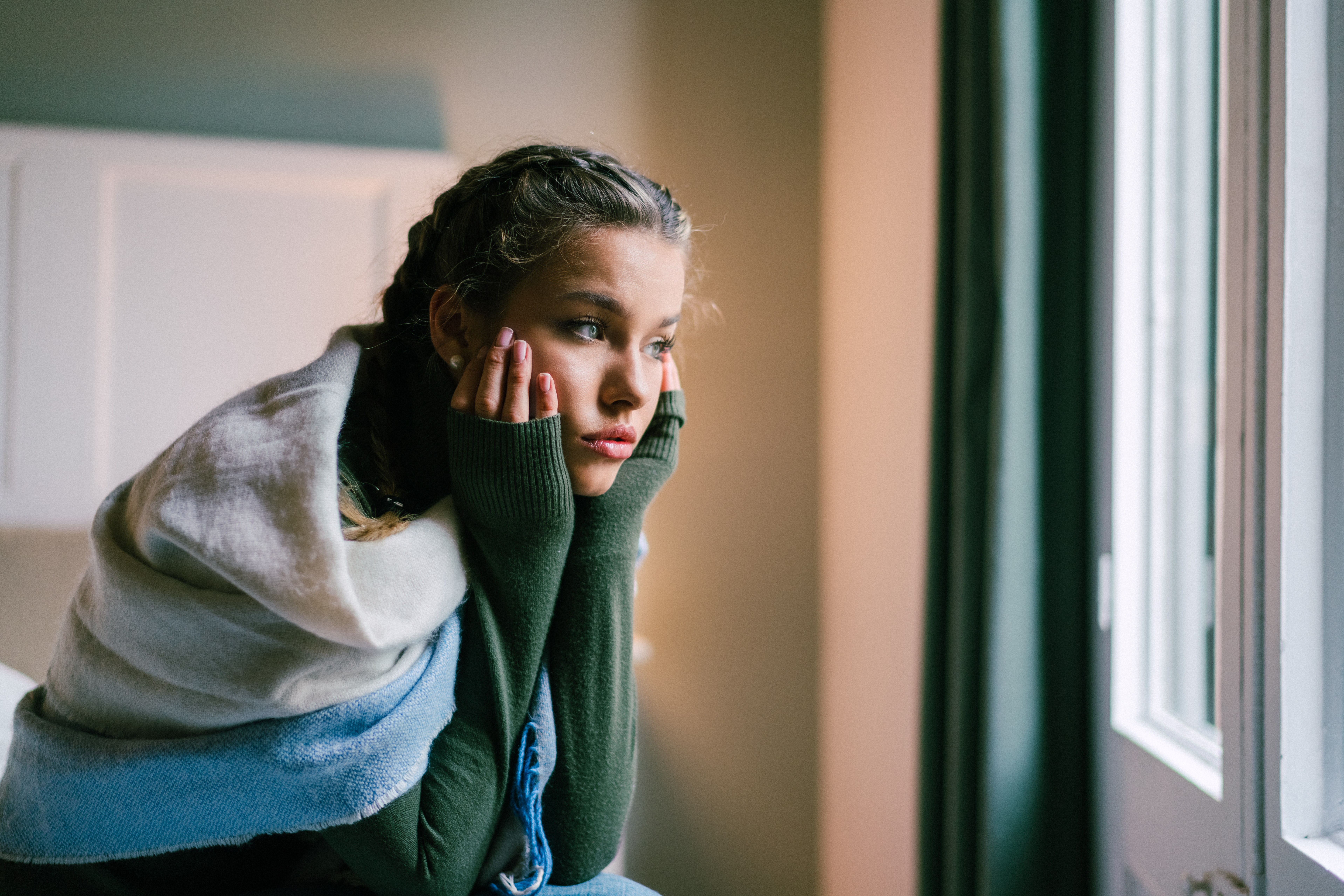 Depressives Mädchen zu Hause | Quelle: Getty Images