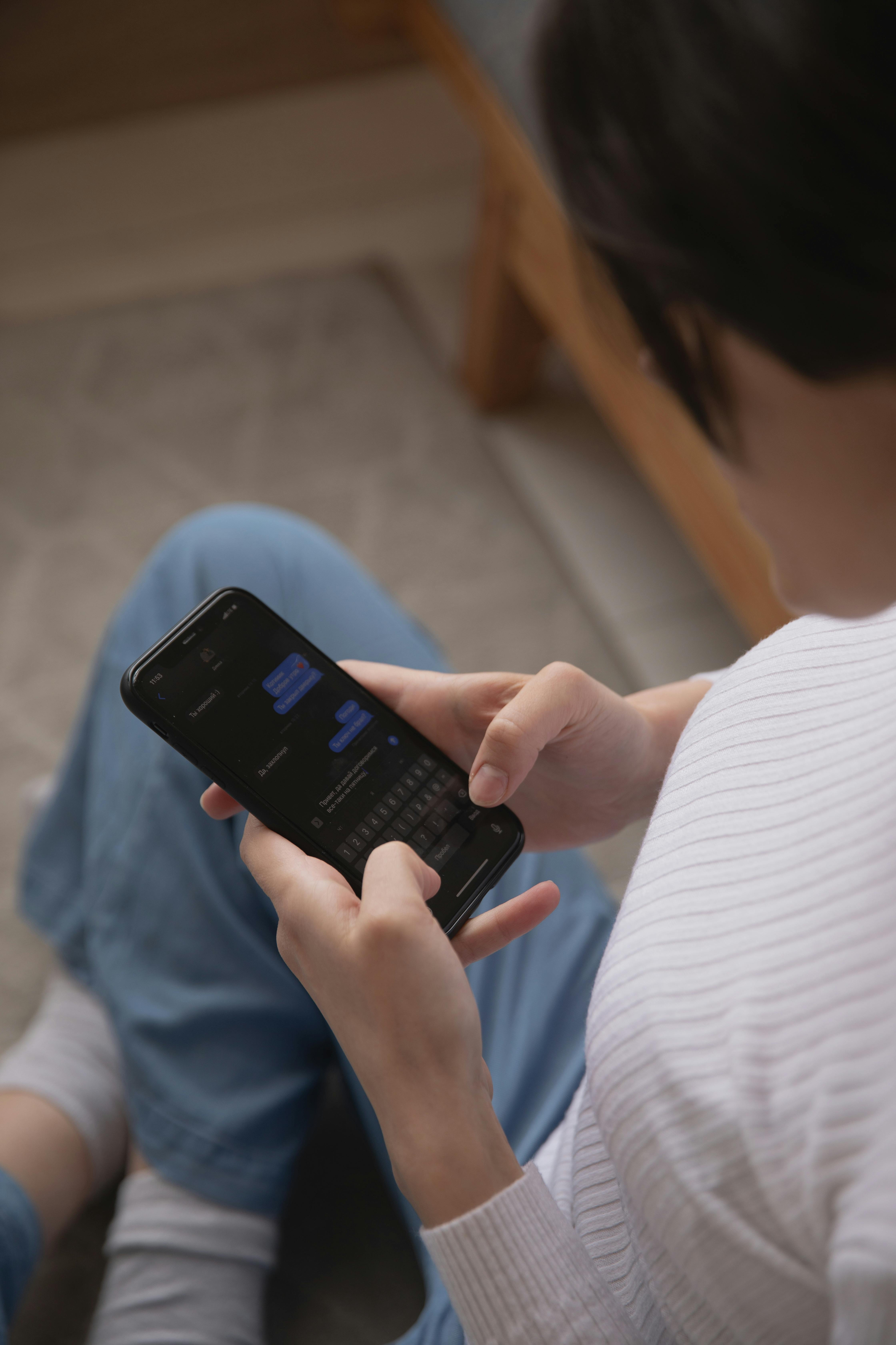 Eine Person, die ein Mobiltelefon benutzt | Quelle: Pexels