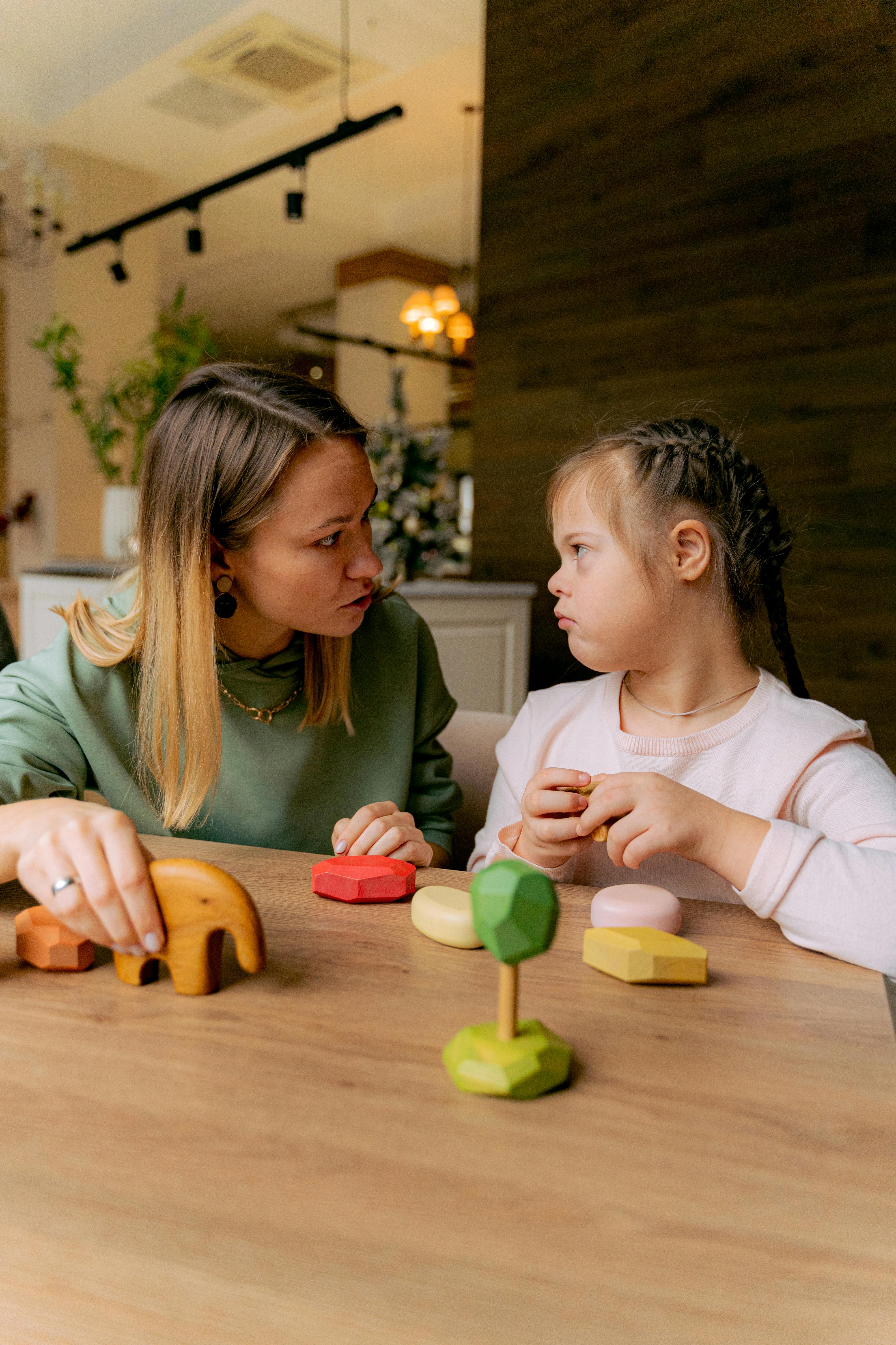 Mutter spielt mit ihrer Tochter | Quelle: Pexels