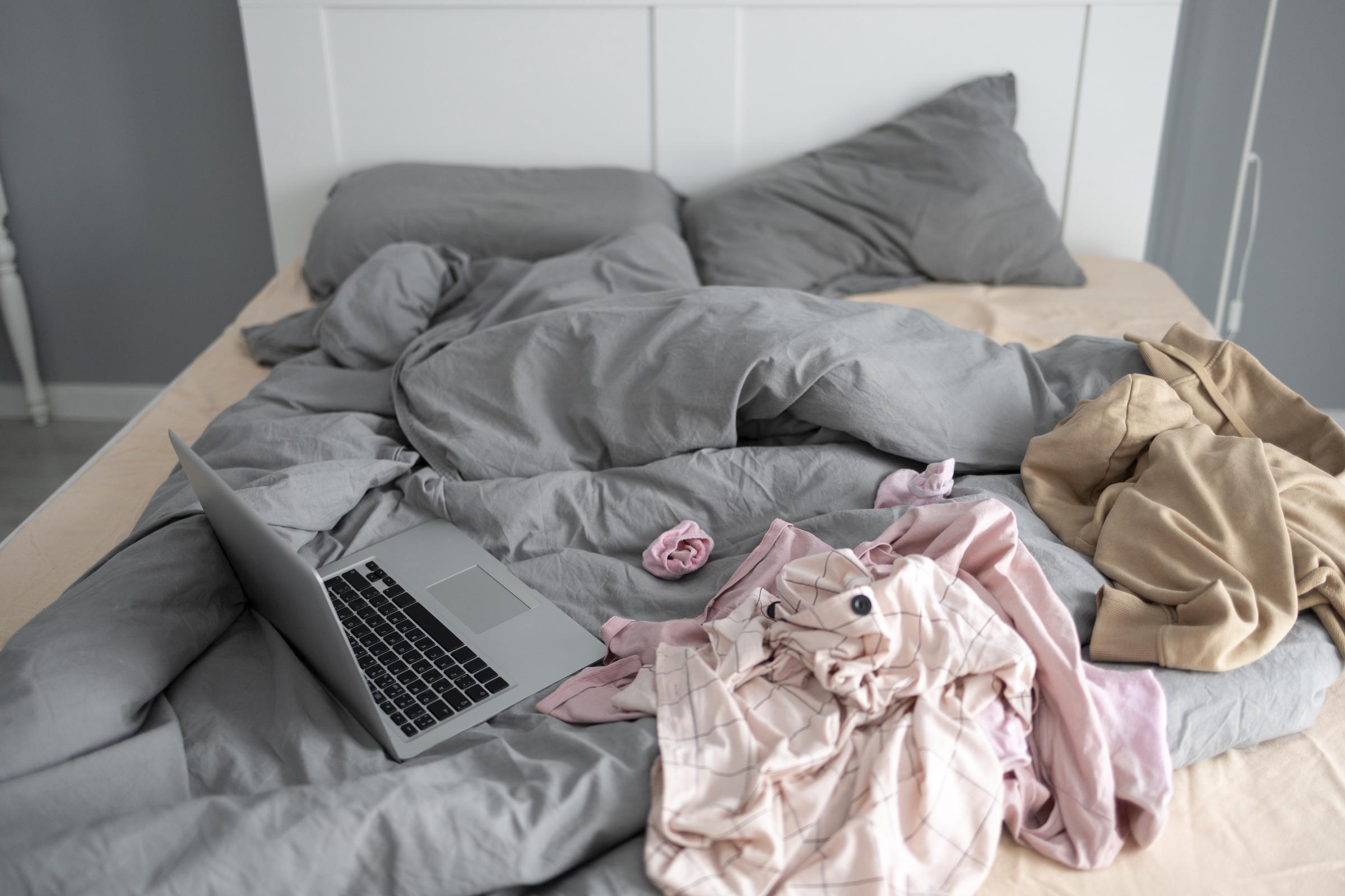 Ein unordentliches Schlafzimmer | Quelle: Freepik