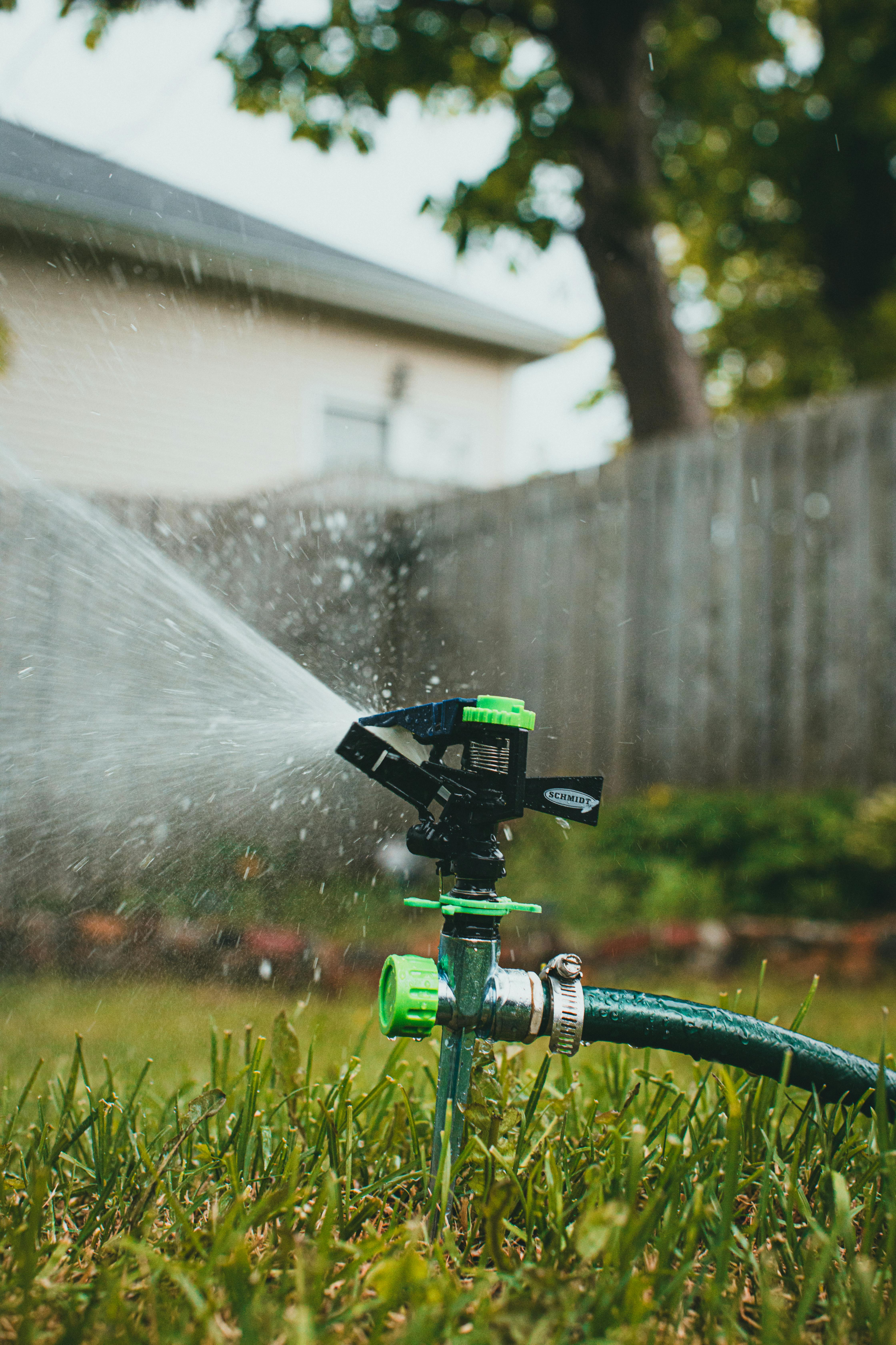 Ein funktionierender Garten-Sprinkler | Quelle: Pexels