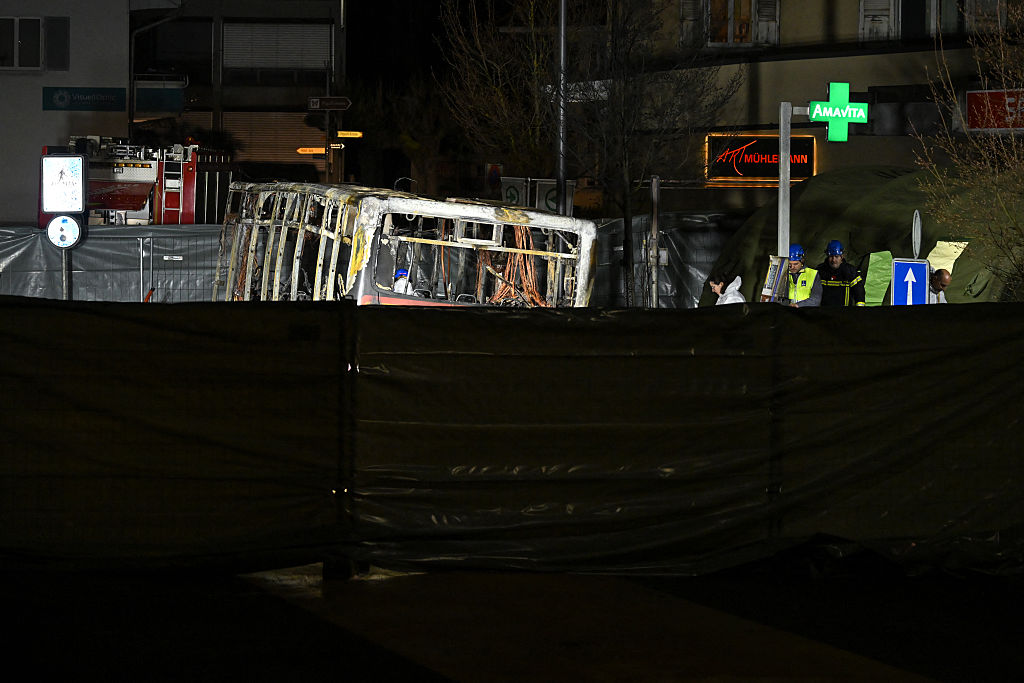Forensiker checken einen abgesperrten Bereich in einem Bus, der am 11. März 2026 in Kerzers in der Westschweiz in Flammen aufgegangen ist. | Quelle: Getty Images
