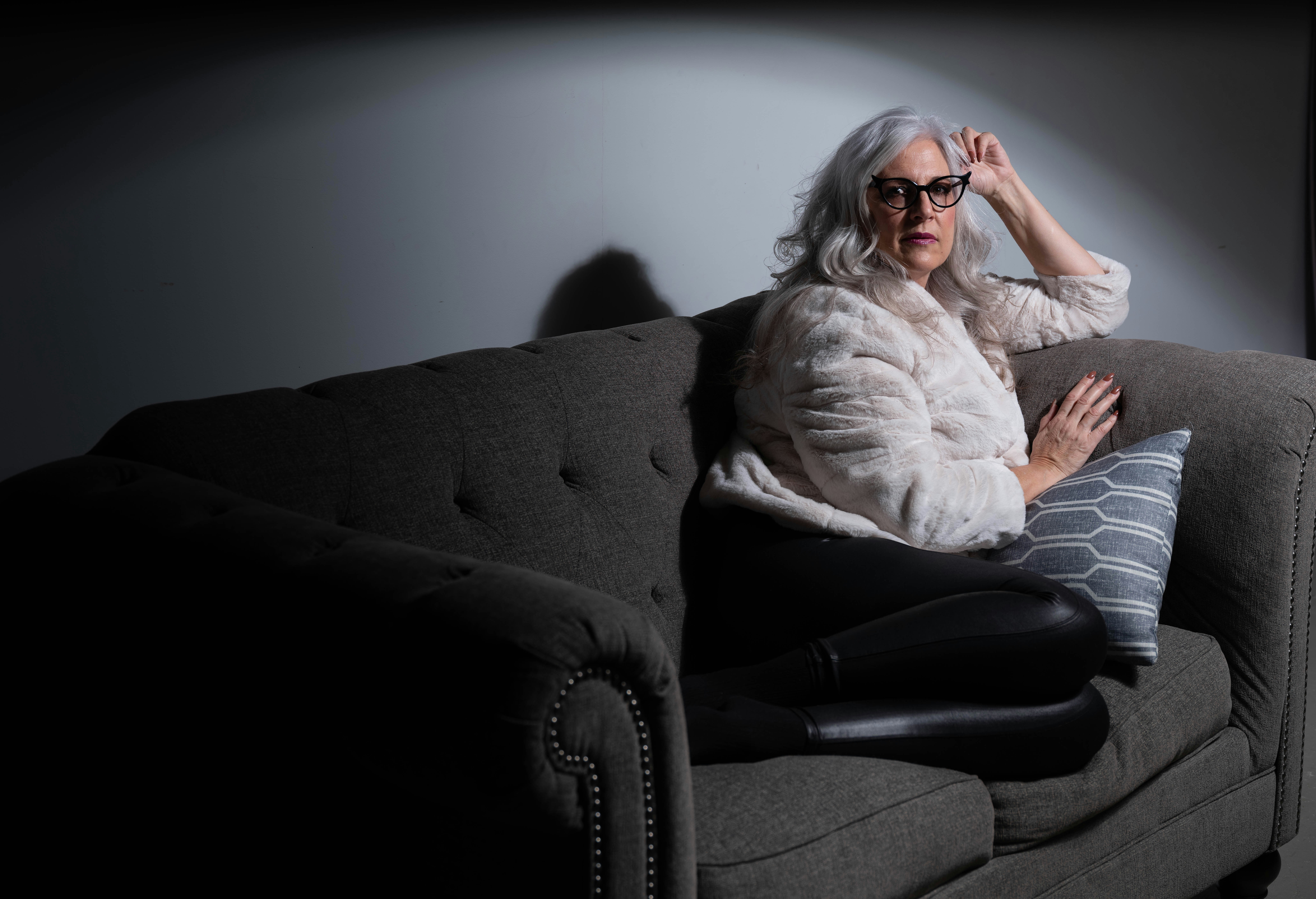 Eine ältere Frau sitzt auf einer Couch | Quelle: Unsplash
