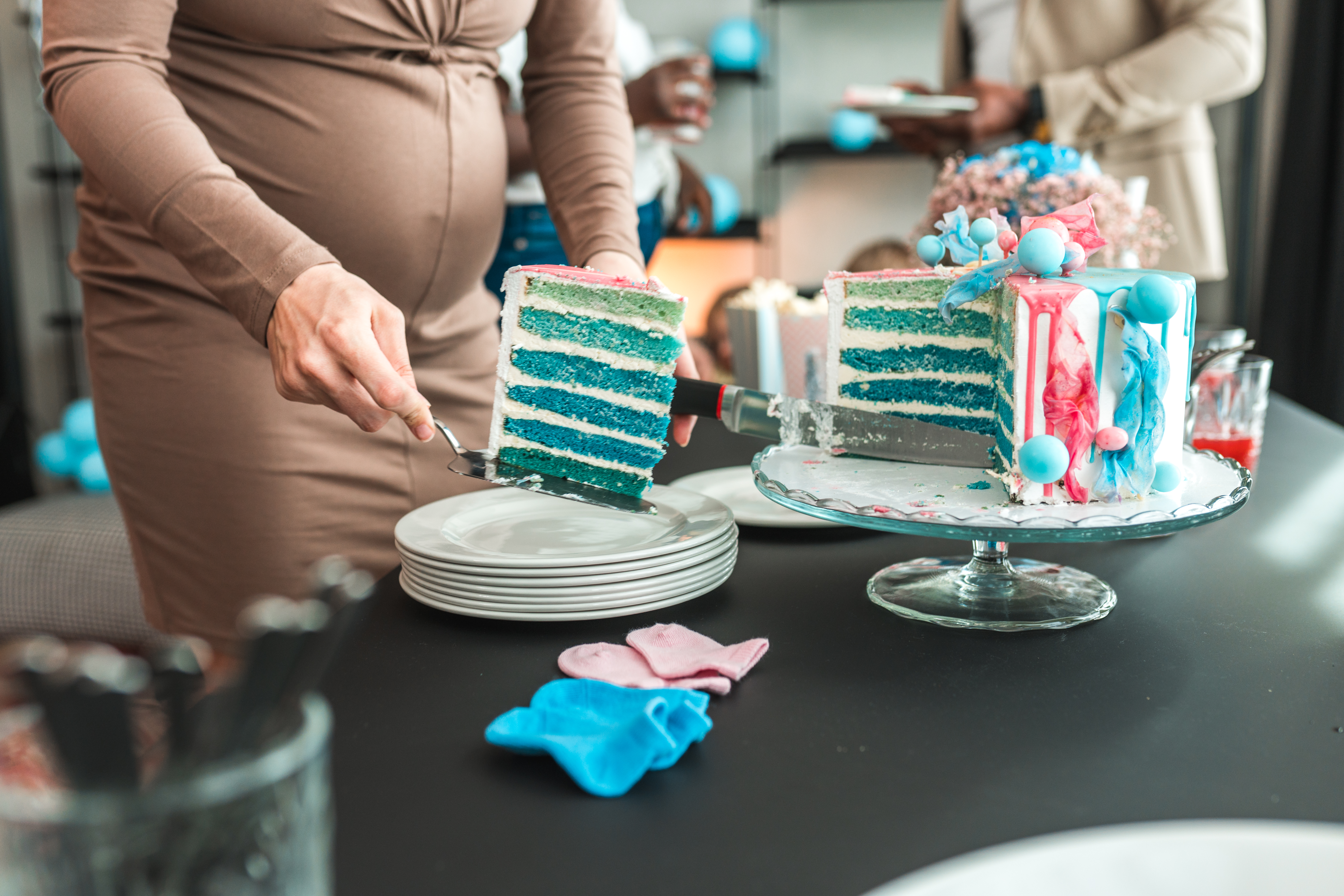 Blaue Überraschungstorte bei einer Gender Reveal Party | Quelle: Getty Images