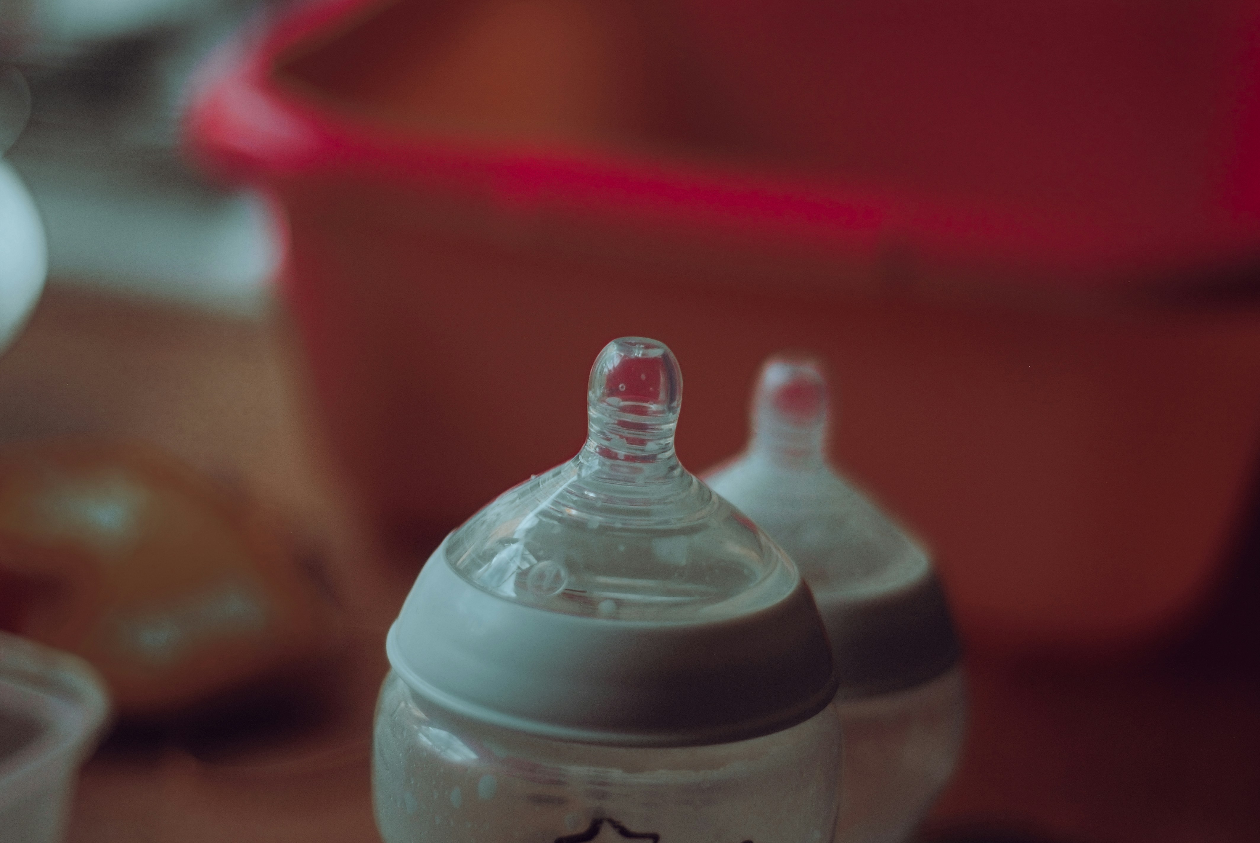 Eine Nahaufnahme einer Babyflasche | Quelle: Unsplash