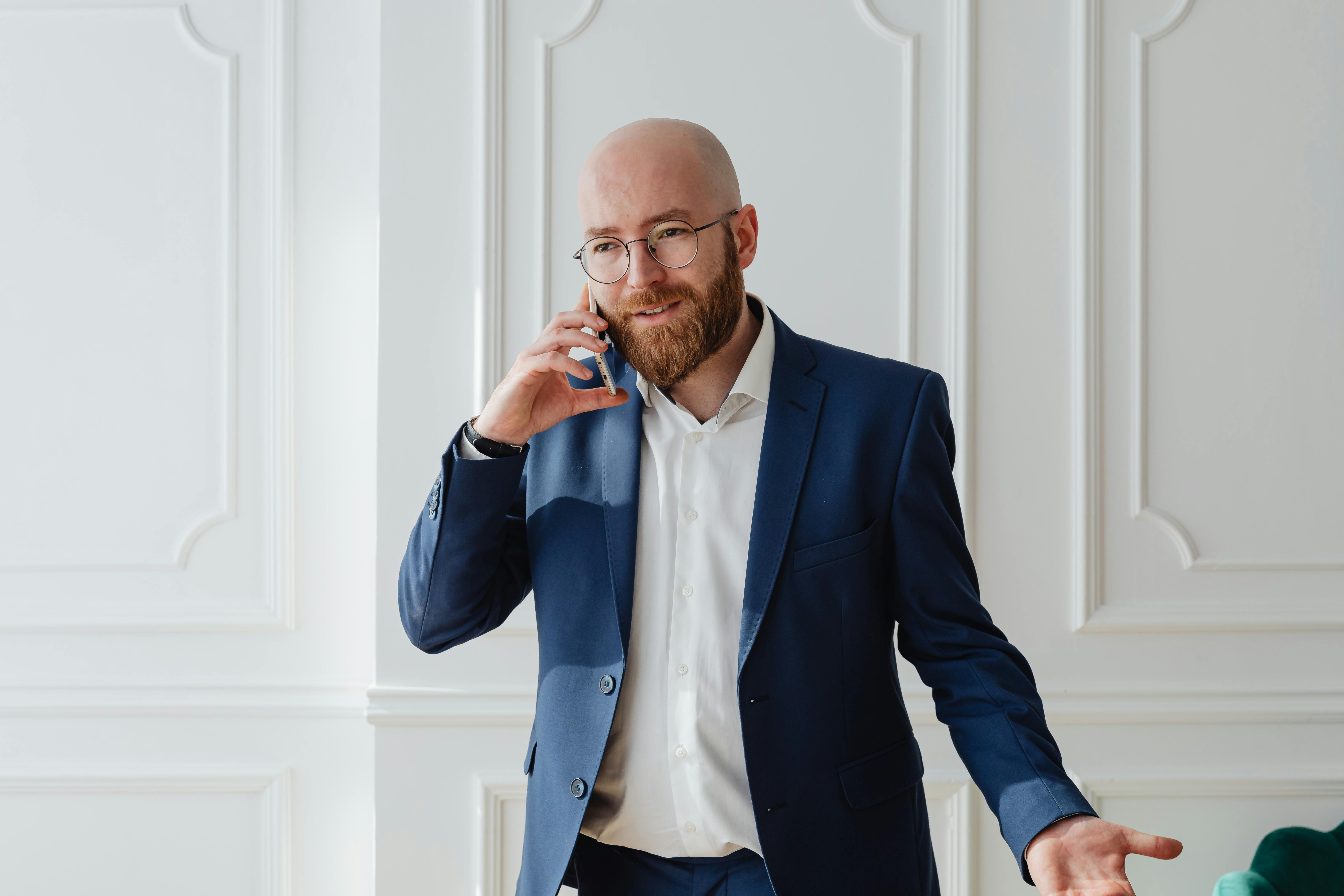 Ein Mann spricht am Telefon | Quelle: Pexels