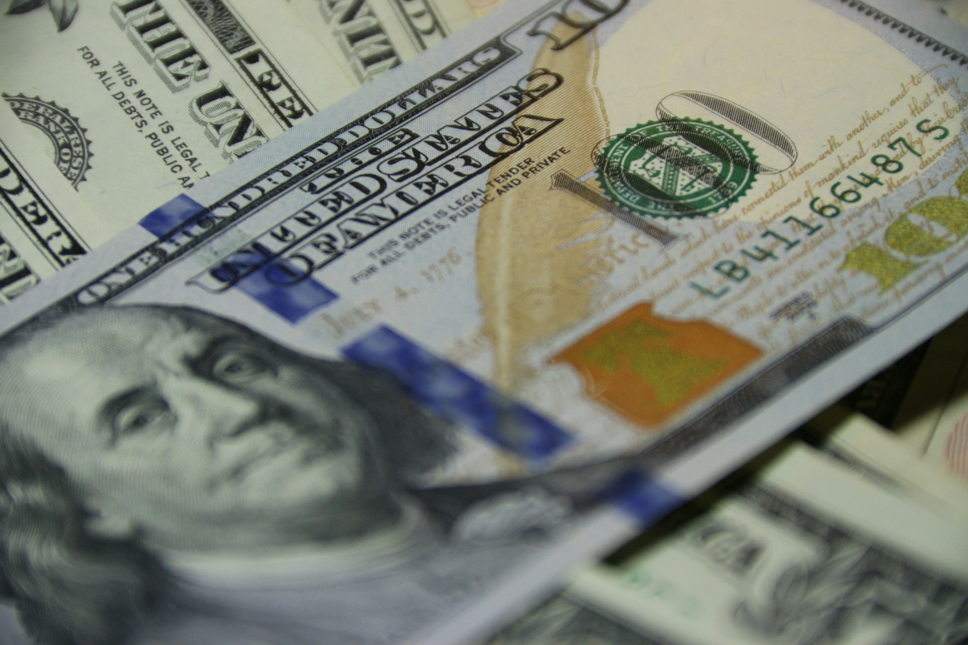 Nahaufnahme von Dollarscheinen | Quelle: Unsplash