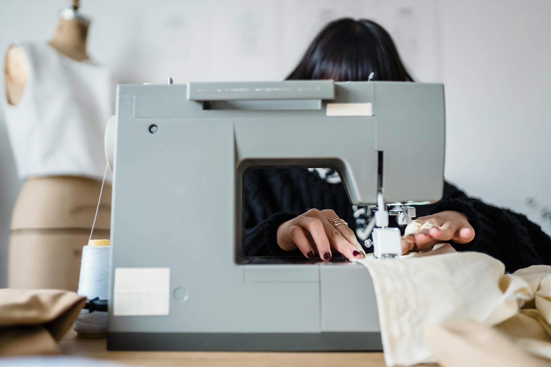 Eine Frau, die an einer Maschine näht | Quelle: Pexels