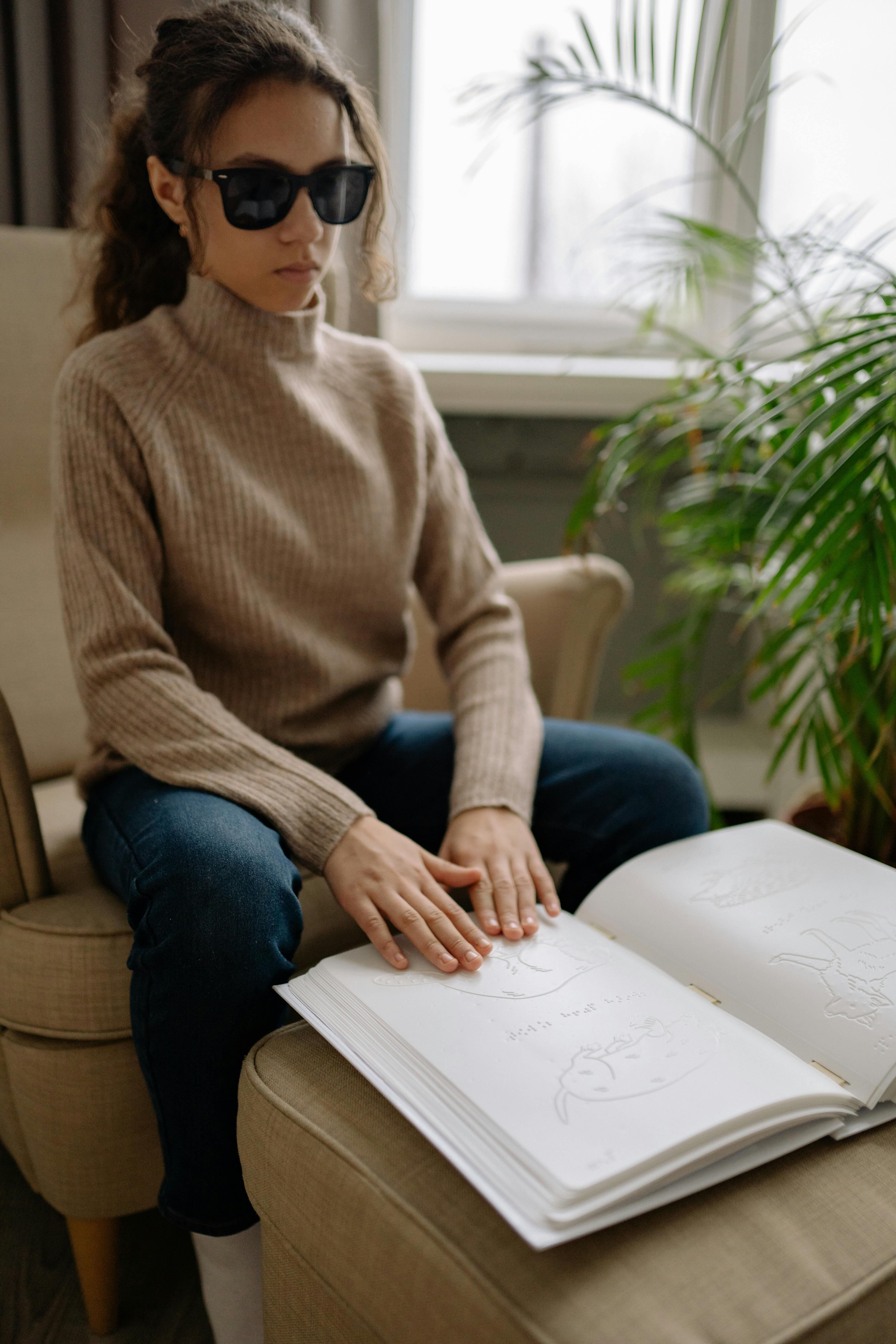 Ein Mädchen liest Blindenschrift | Quelle: Pexels