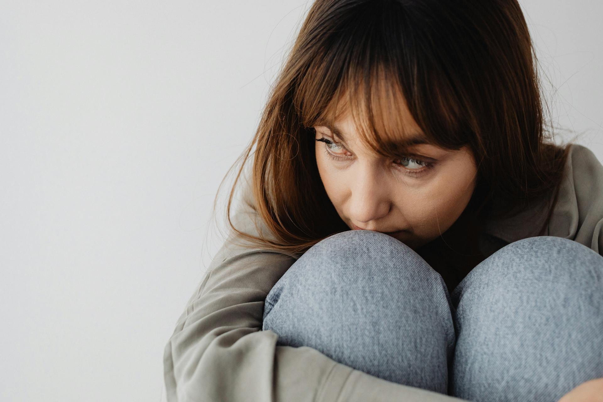 Eine Frau sitzt auf einer Couch | Quelle: Pexels