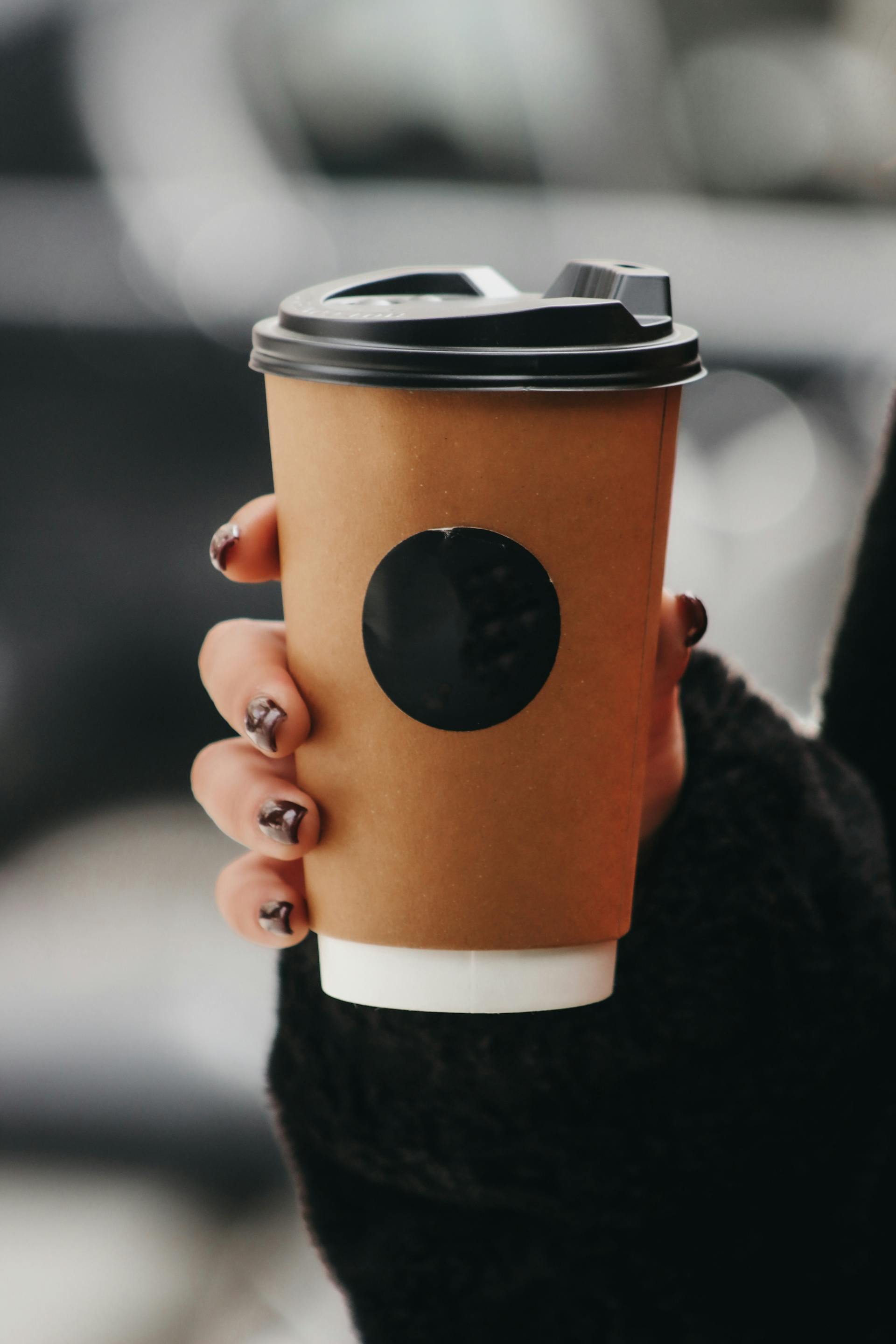 Nahaufnahme einer Frau mit Kaffee in der Hand | Quelle: Pexels