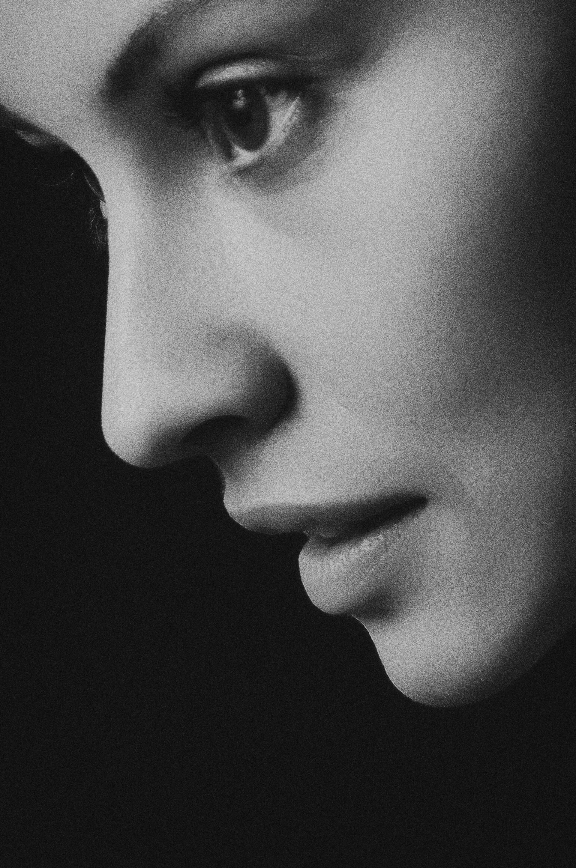 Eine Frau mit einem nachdenklichen Blick | Quelle: Unsplash
