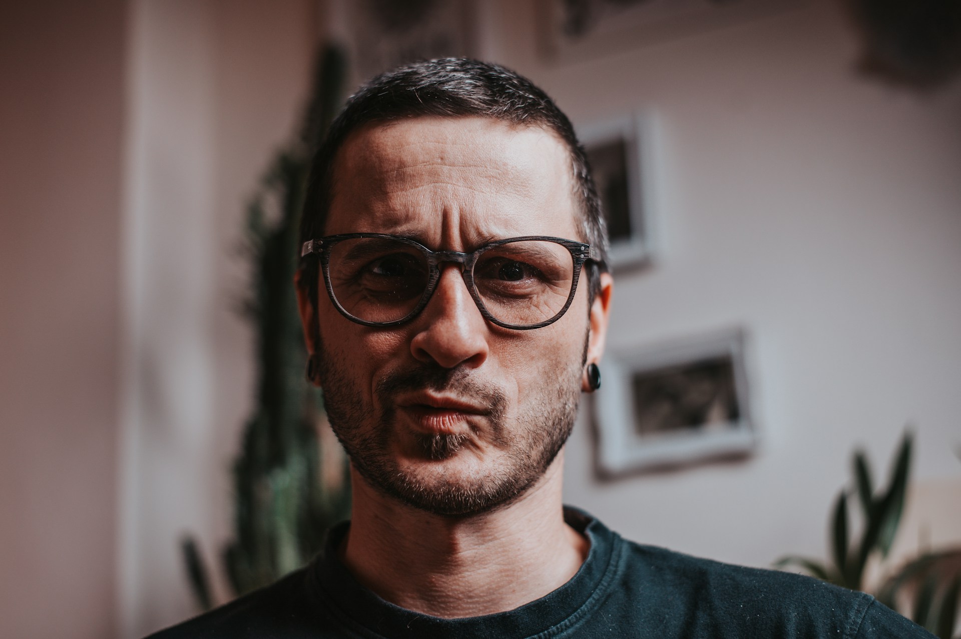 Ein Mann, der ein Gesicht zieht | Quelle: Unsplash