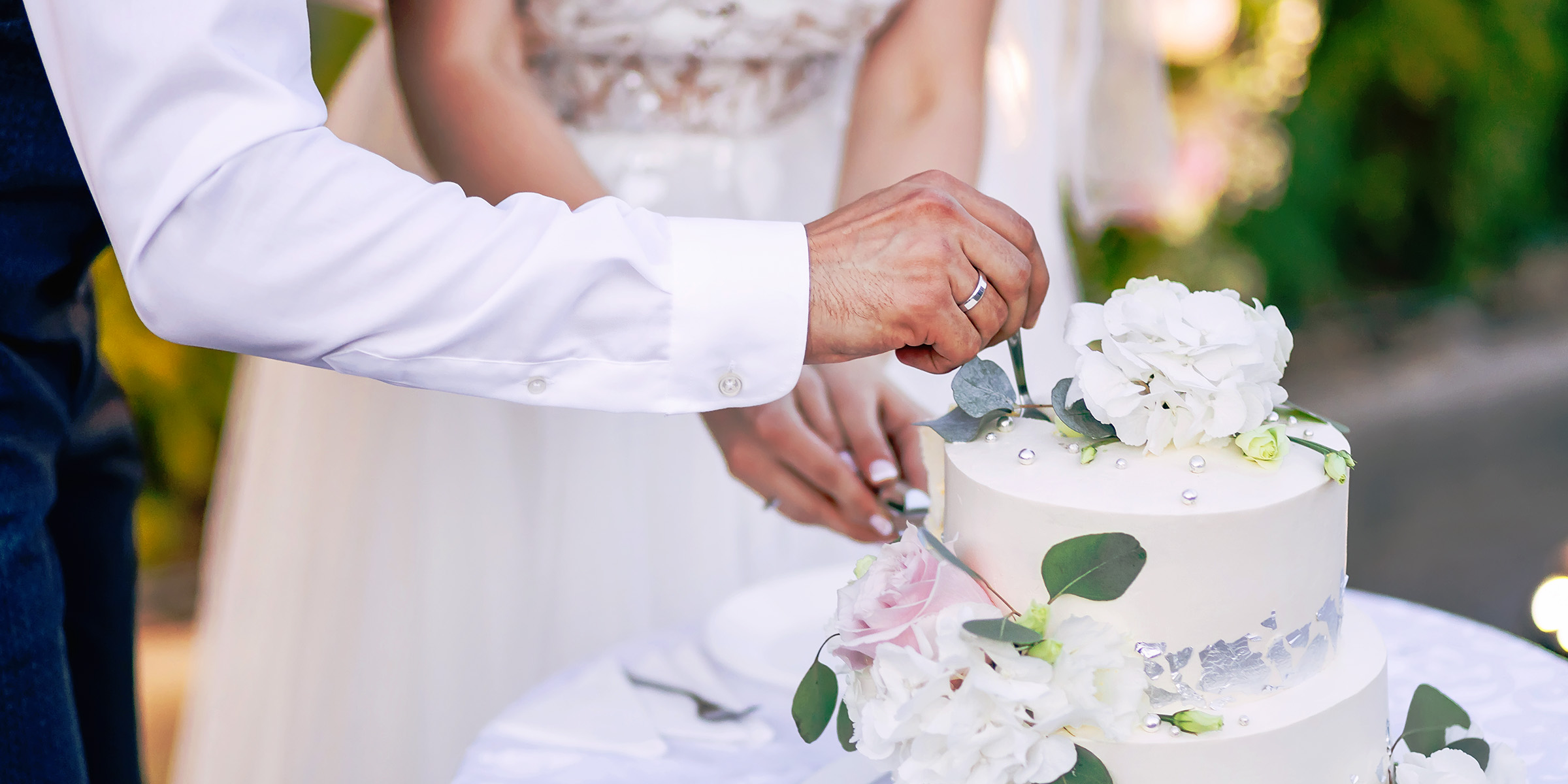 Ein Paar, das seine Hochzeitstorte genießt | Quelle: Shutterstock