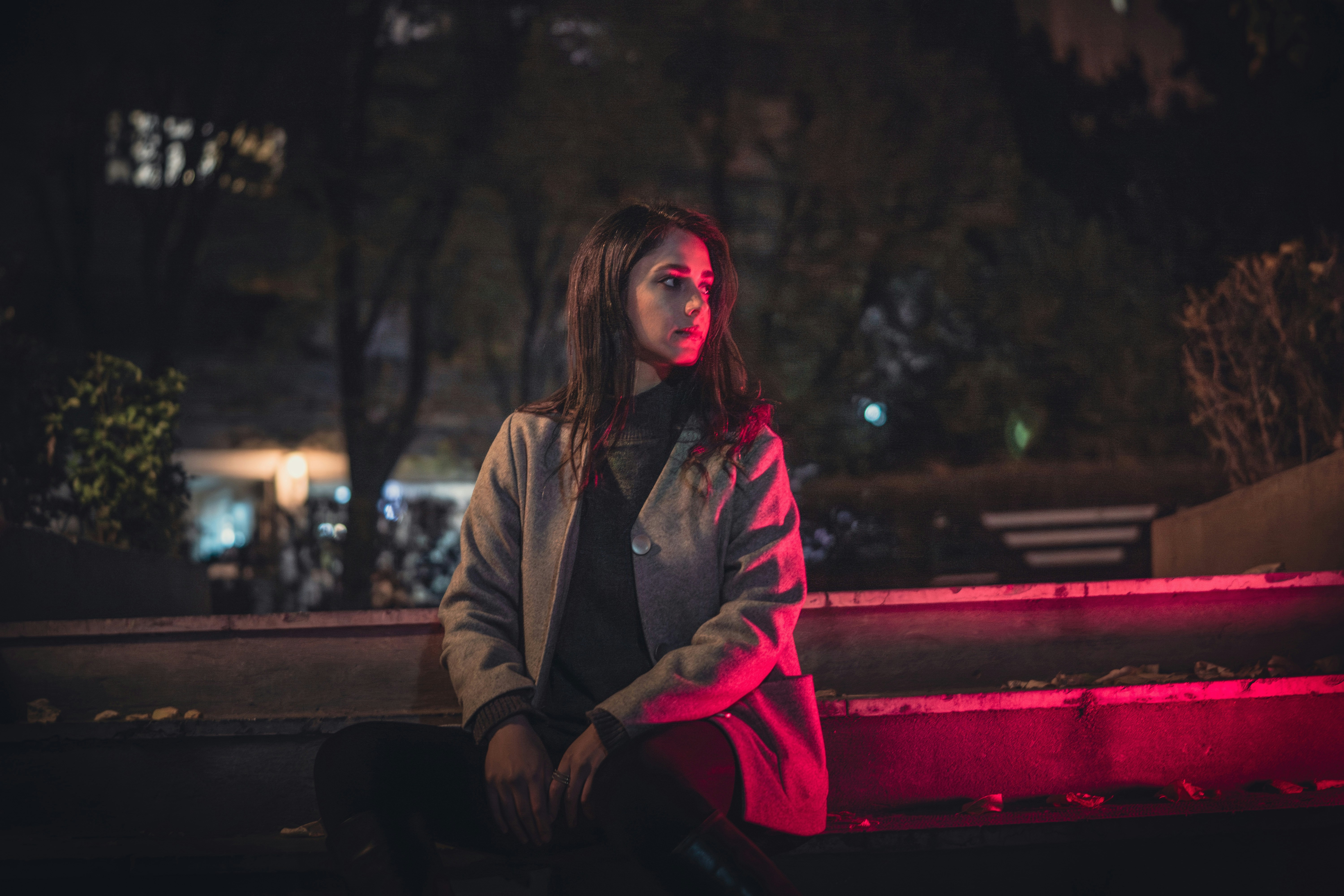 Eine Frau sitzt auf einer Bank | Quelle: Unsplash